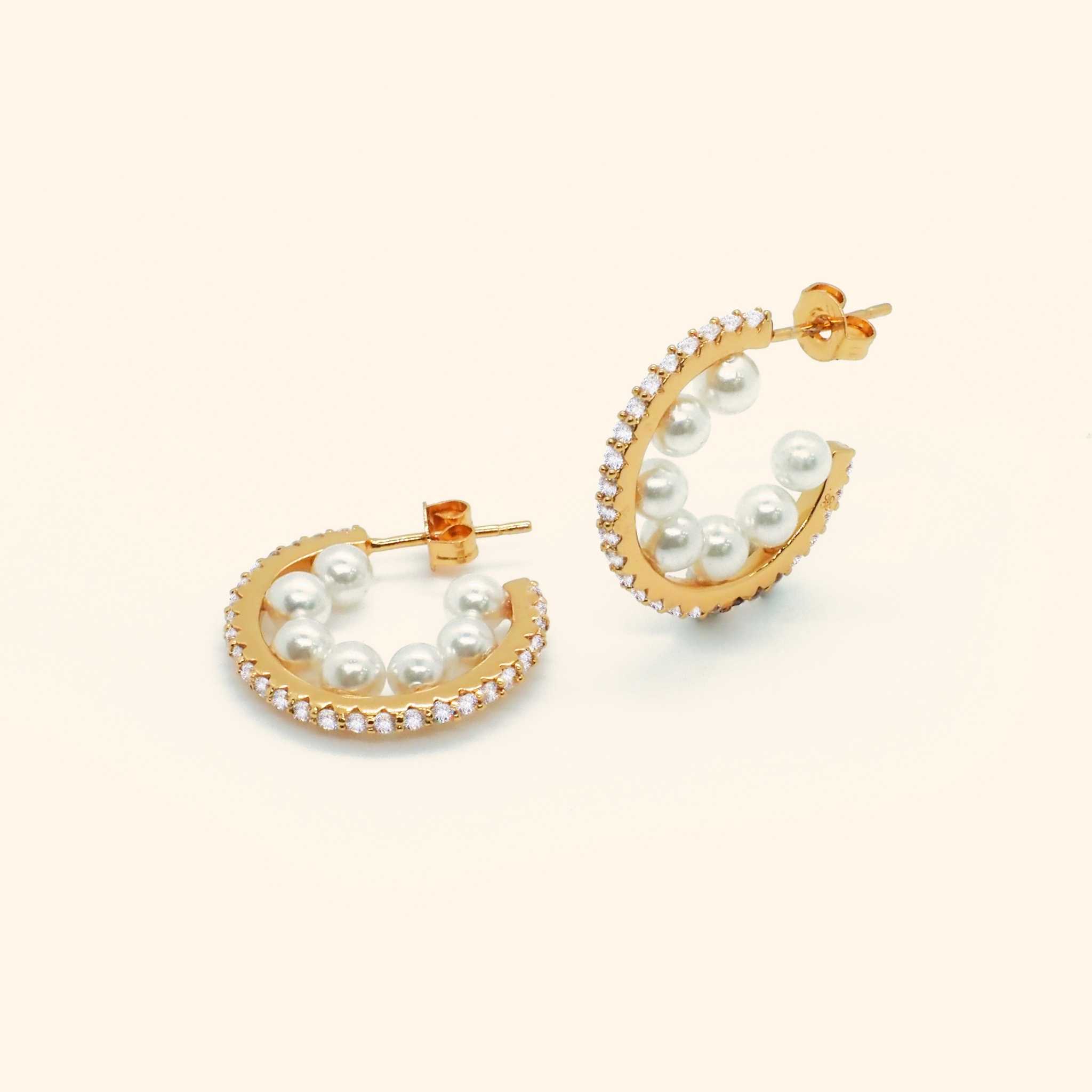 ต่างหูห่วงมุกคริสตัล ลูน่า(Crystal Full Lunar Pearl Earrings)