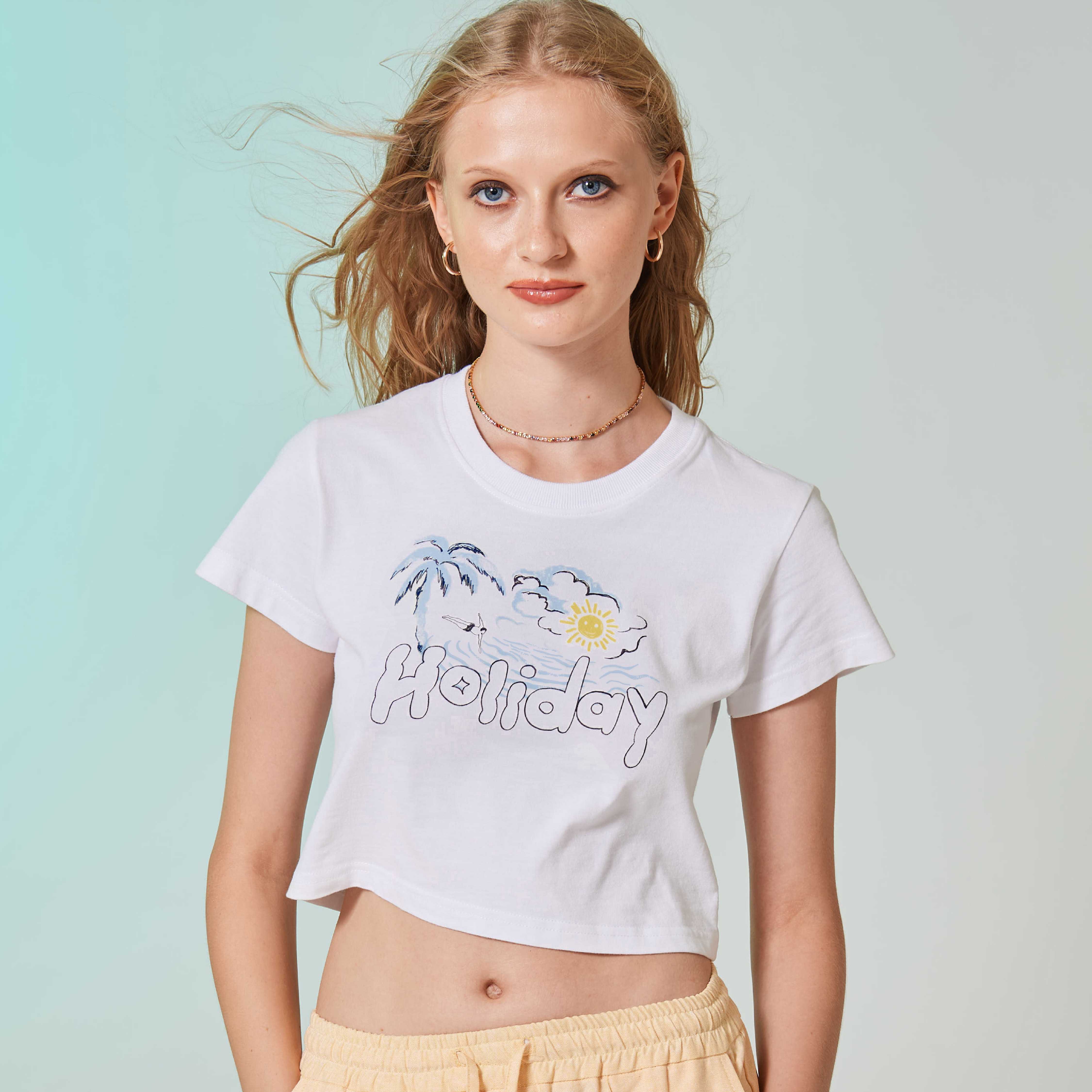 REVERIE Holiday Dreamin' Tee - เสื้อยืดครอปสกรีนลาย