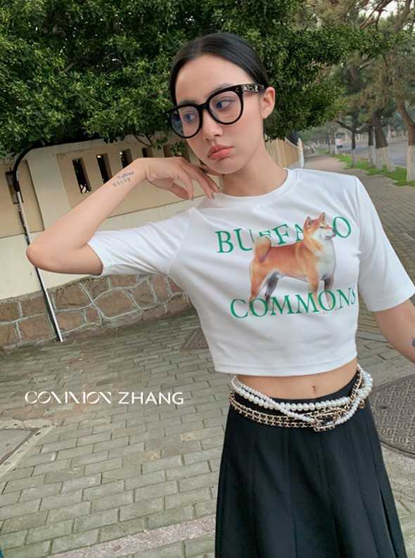 เสื้อยืดทรงครอปพิมพ์ลายน้องหมาอย่างเท่