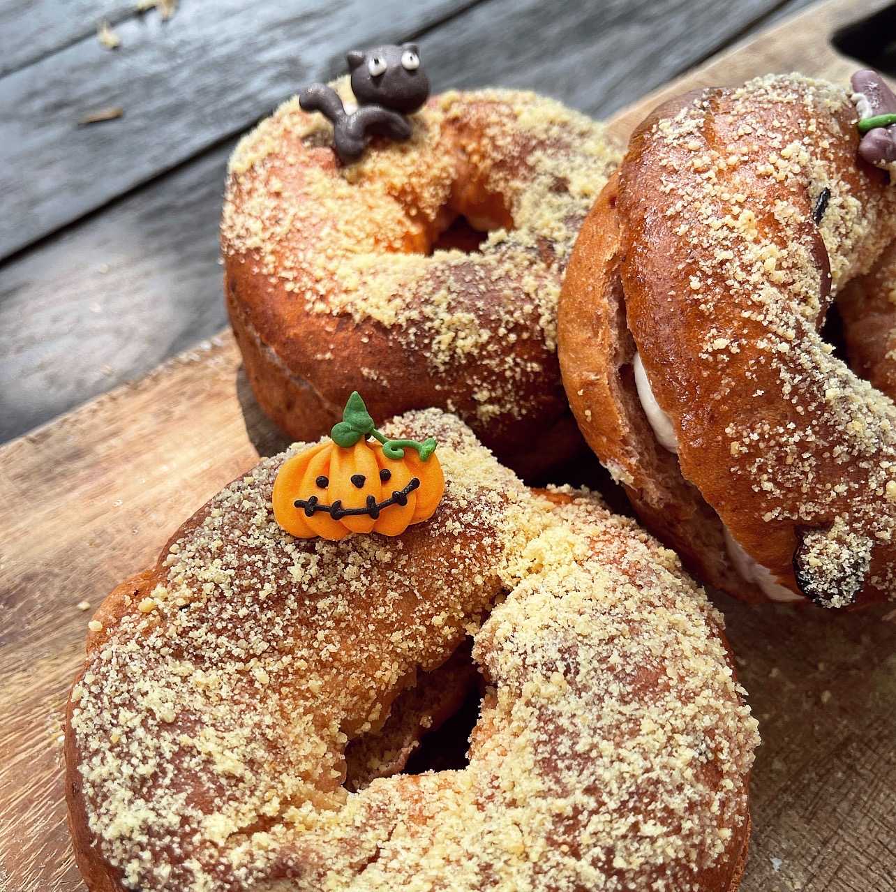 Boli Boli Bagel Sour Berry Cream cheese & Pistachio