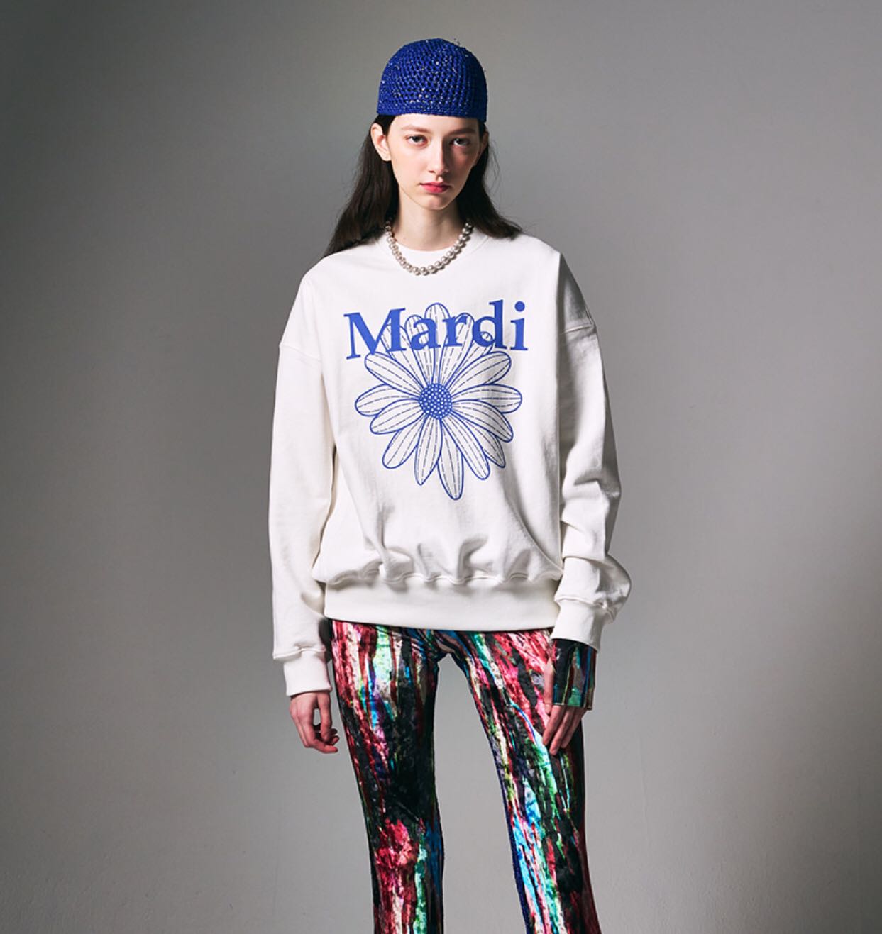 [PRE-ORDER] SWEATSHIRT FLOWERMARDI_WHITE VIVIDBLUE