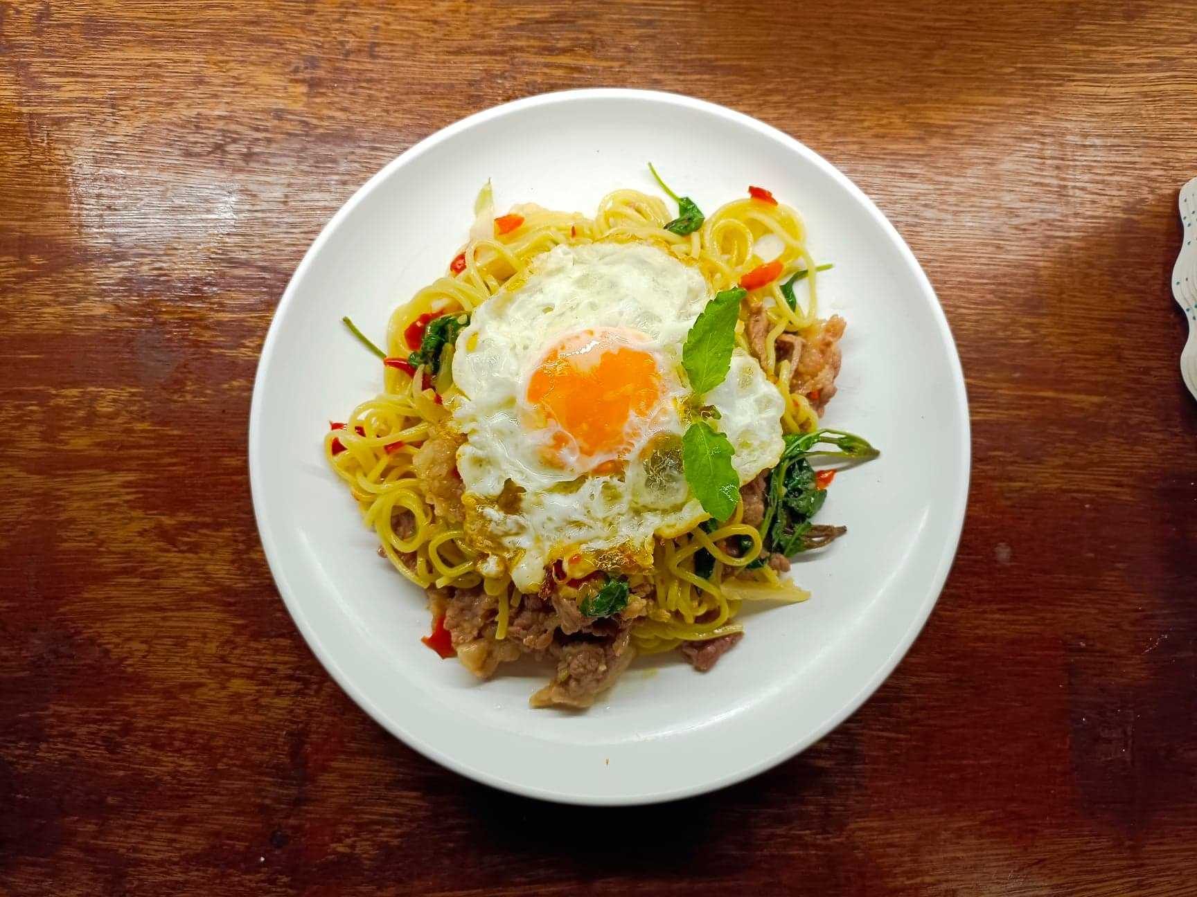 ราเมนกะเพราเนื้อ ฟรีไข่ดาว