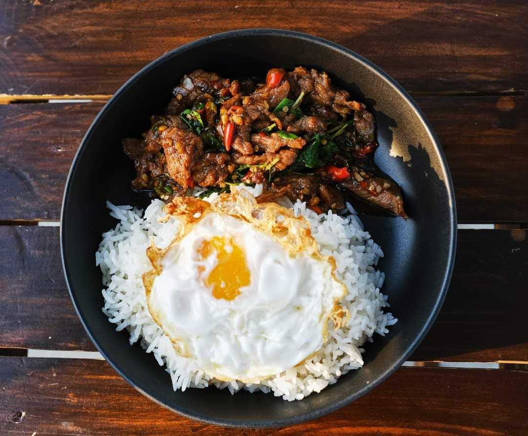 กะเพราเนื้อ ฟรีไข่ดาว