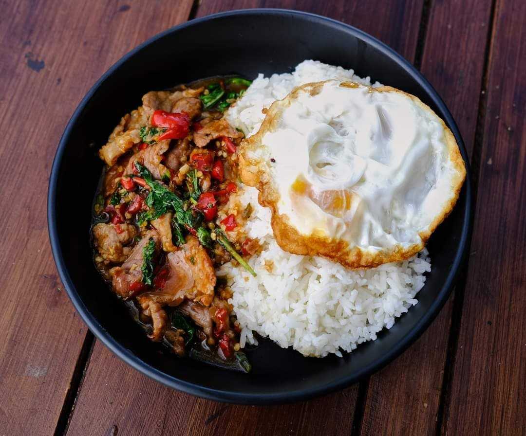 กะเพราหมูชิ้น ฟรีไข่ดาว