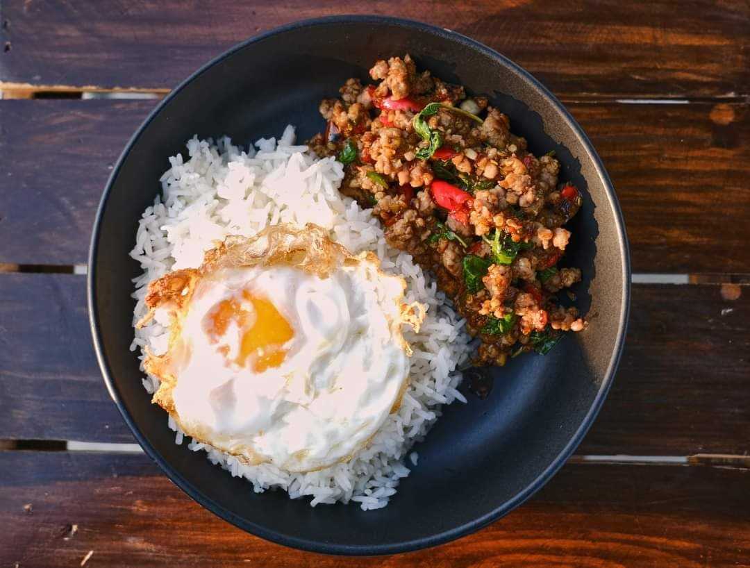 กะเพราหมูสับ ฟรีไข่ดาว