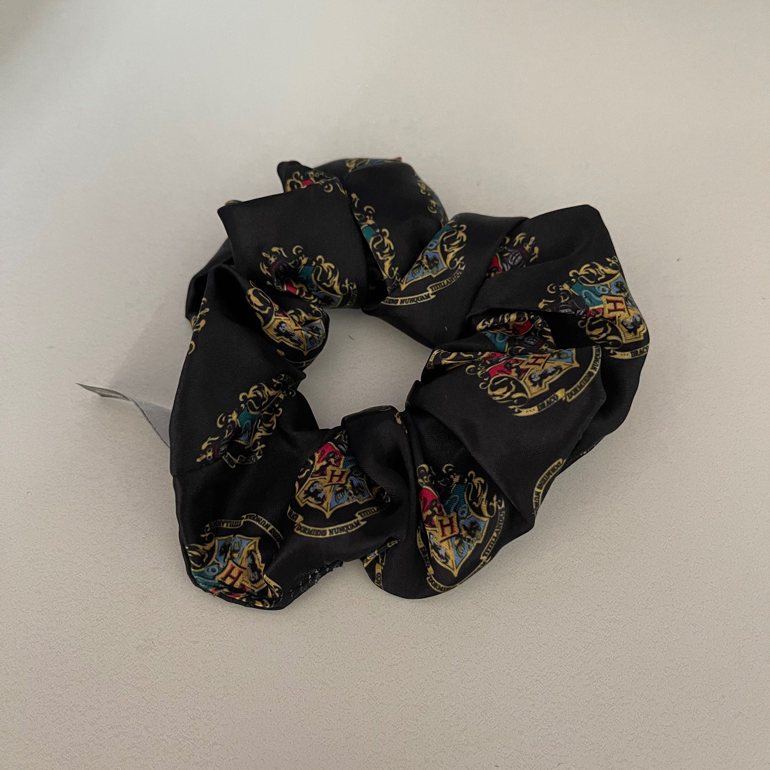 ยางมัดผม Harry Potter - Hogwarts Crest (Black)
