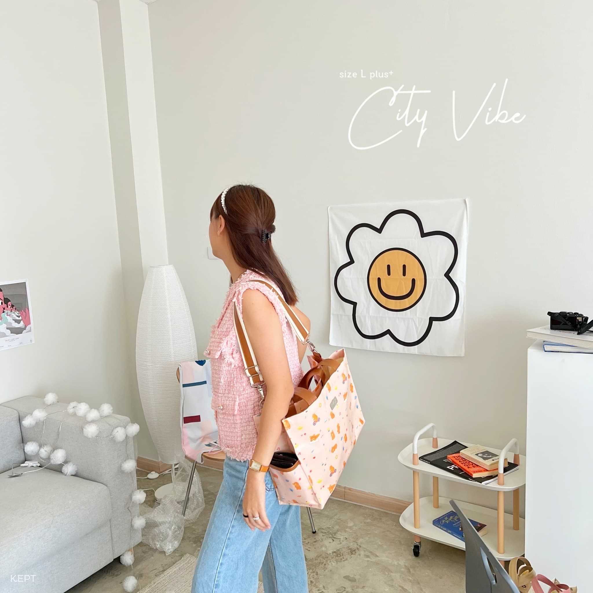 กระเป๋าสะพายไหล่ (ไซส์ L “PLUS”) City Vibe ลาย Chilling Bear (หมีน้ำตาล)