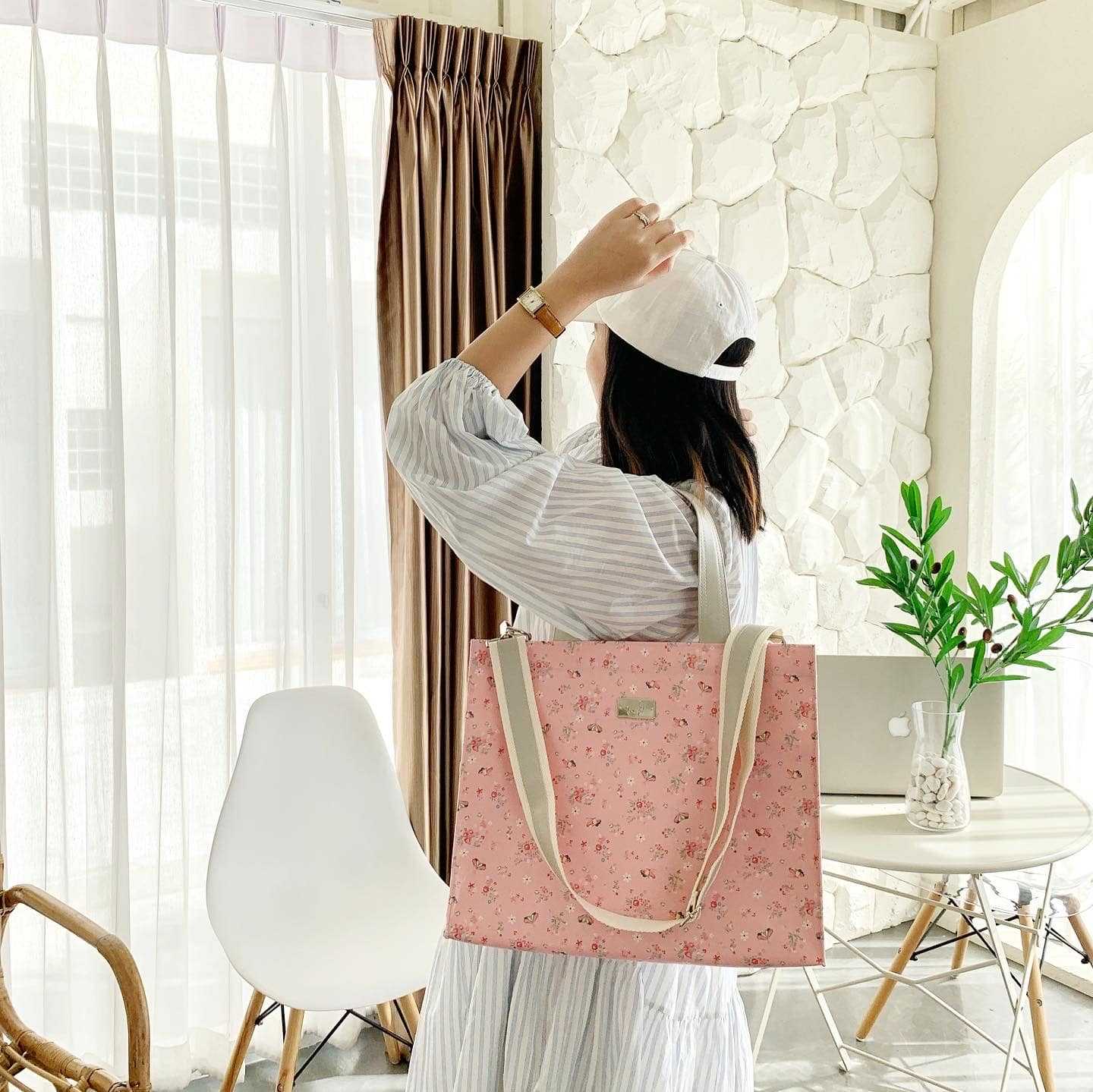 กระเป๋าสะพายไหล่ (ไซส์ L “PLUS”) City Vibe ลาย Sweet garden สีชมพูเทา