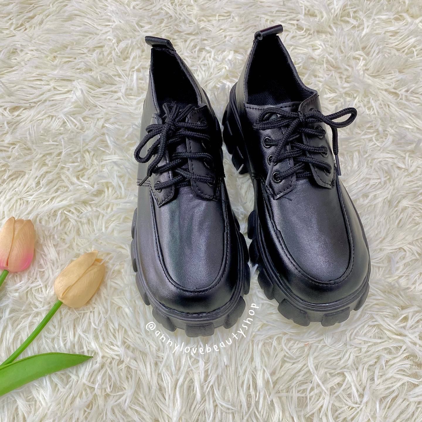 รองเท้าสีดำด้าน ใส่หน้าหนาว