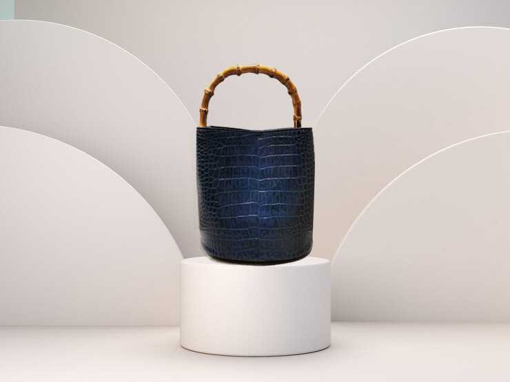 JIRATHA Bucket Bag in NAVY กระเป๋าหนังแท้สีกรม ถอดและปรับสายได้