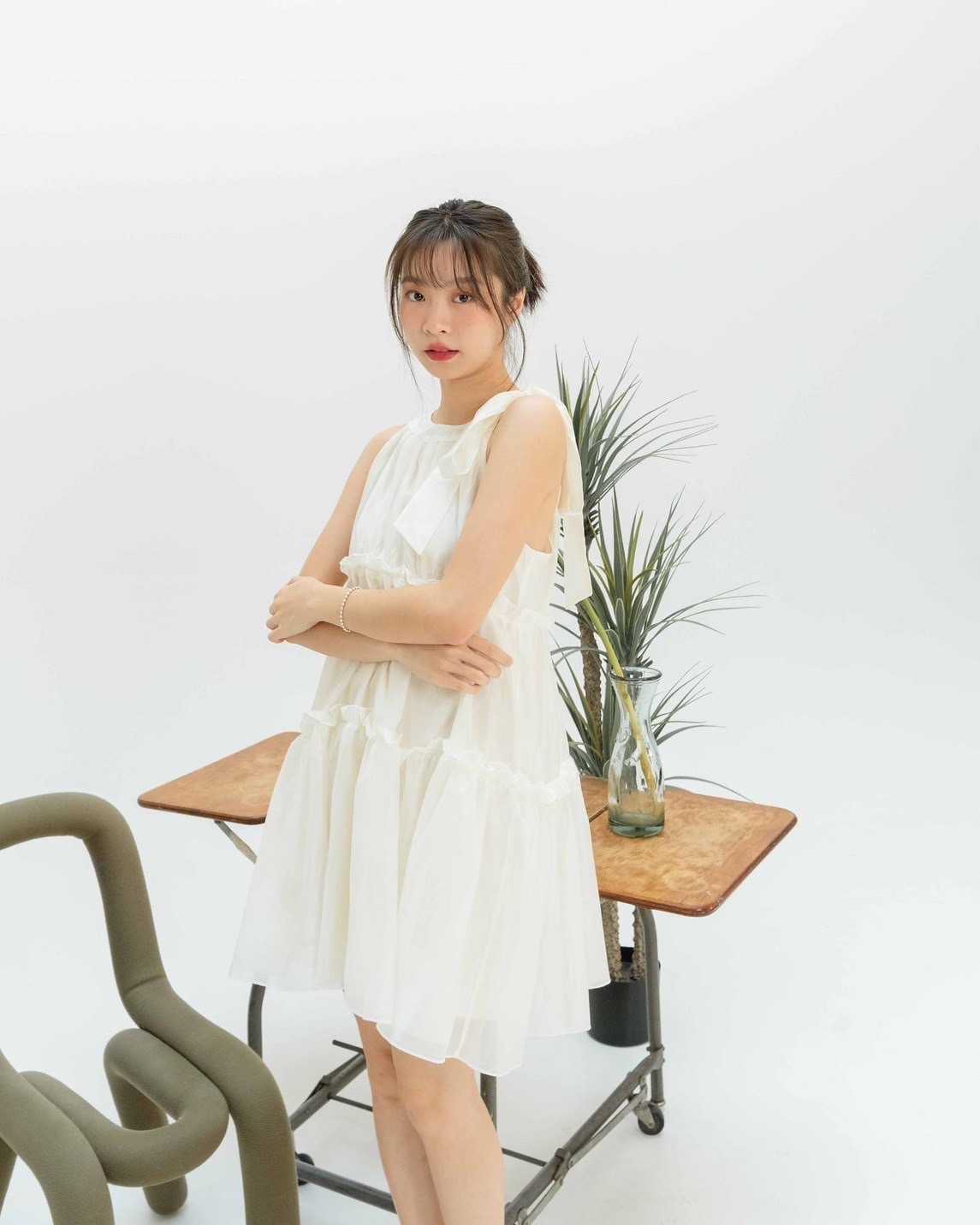 พร้อมส่ง(C7811)✨🧸👛Destiny ribbon dress ชุดเดรสสั้นแขนกุด แต่งผูกโบว์ช่วงคอ สวยหรู ดูดีมากๆ