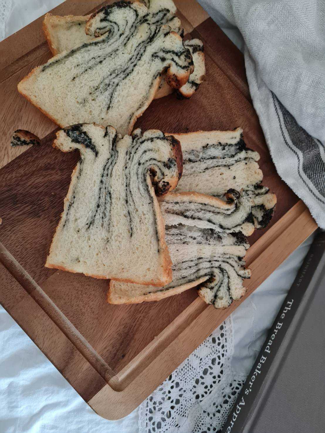 ขนมปังฮันนี่แบล็คทรัฟเฟิล (Honey Black Truffle Loaf)