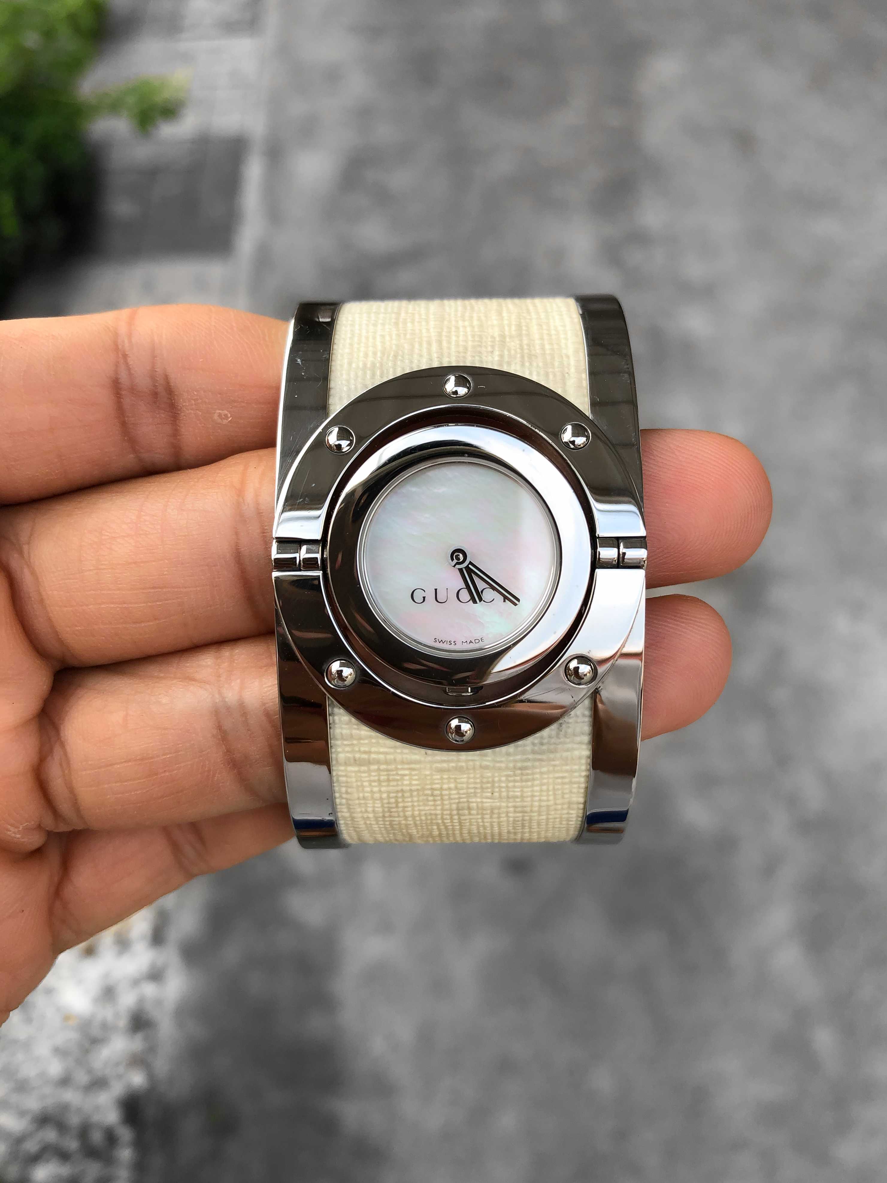 Gucci Twirl Boy Size Quartz เรือนเหล็ก หน้ามุกขาว