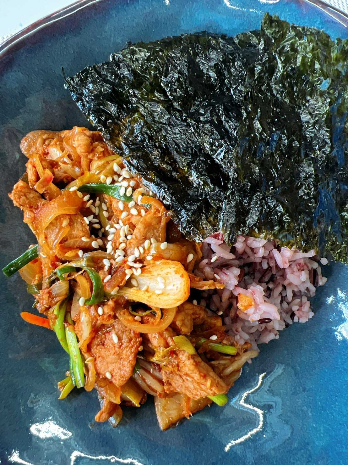 ข้าวหมูผัดกิมจิ - Korean pork stir fried (Free seaweed)