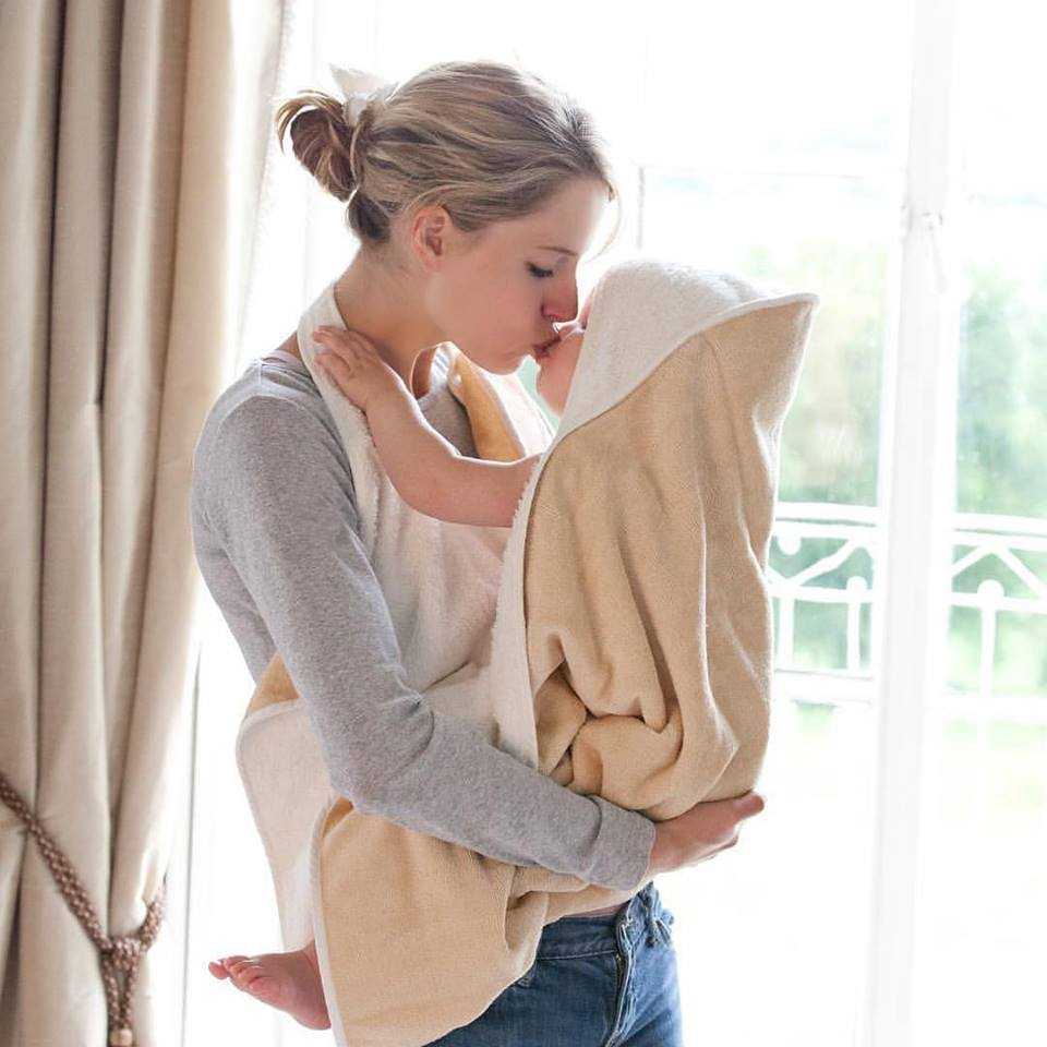 Cuddledry ผ้าเช็ดตัวพรีเมี่ยมสำหรับทารก สีโอ๊ตมีล (Cuddledry Hands-Free Baby Towel ,Oatmeal)