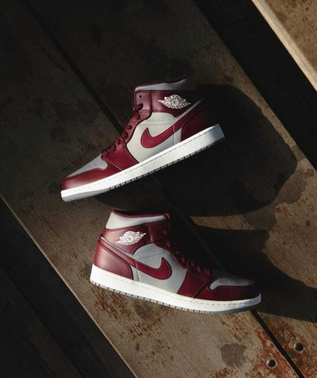 Nike Air Jordan 1 Mid Team Red