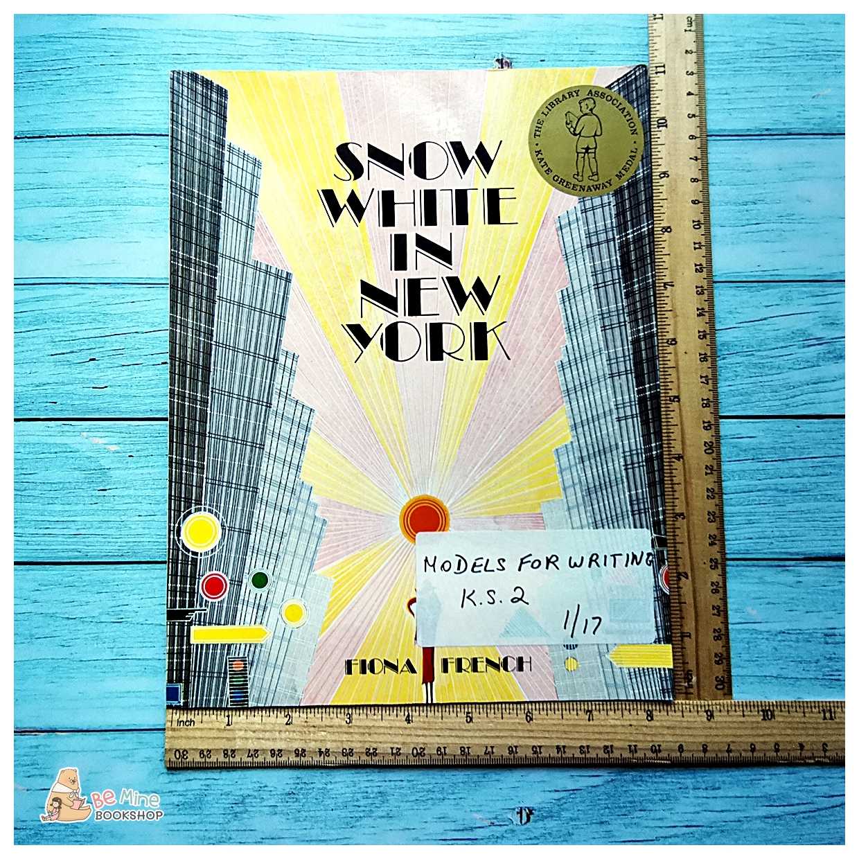 🏆หนังสือรางวัล║Snow White in New York ║ ★มือสอง 📌รอยเขียนที่หลังปก 📌มีรอยขาดเล็ก ๆ