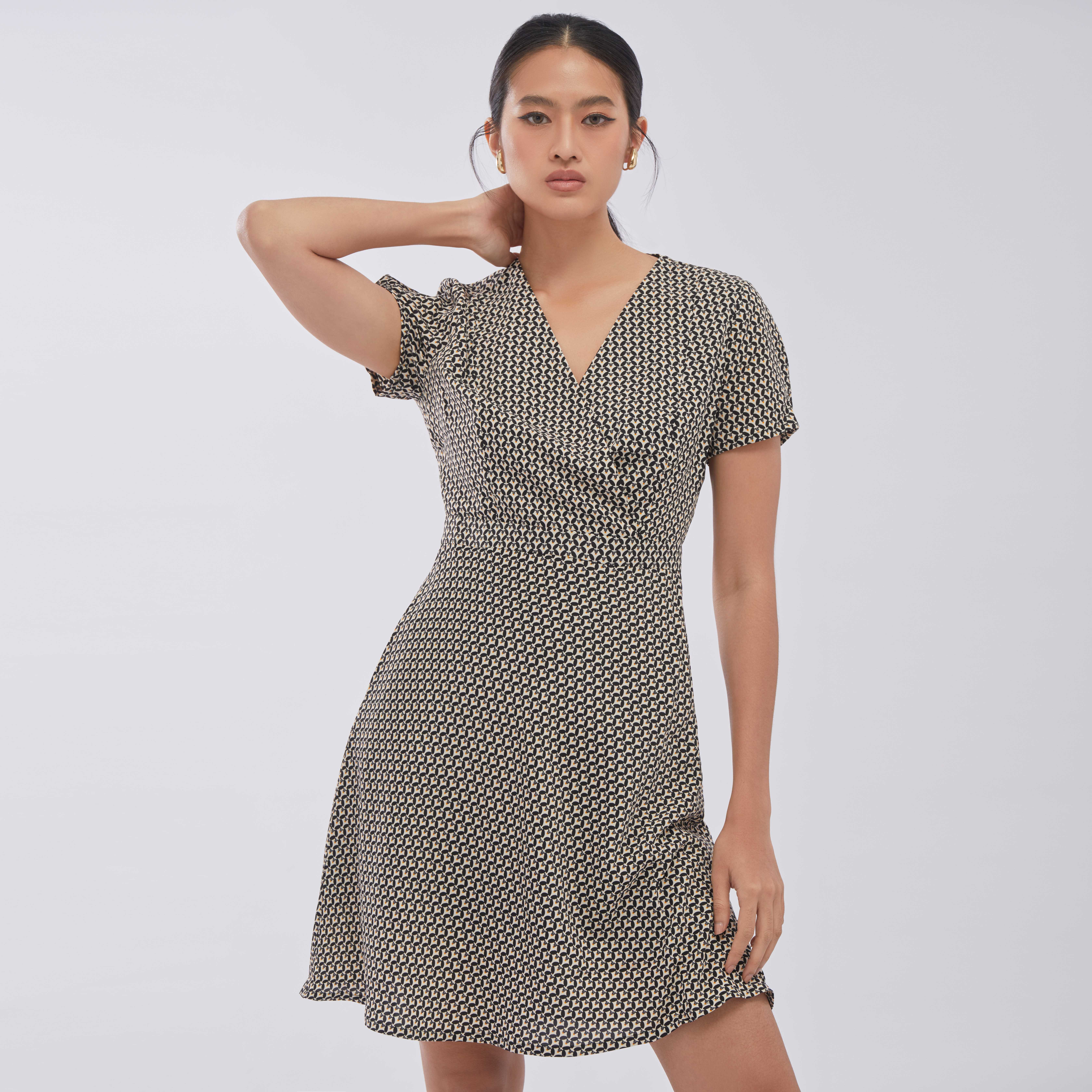 เดรสลายกราฟฟิค | Graphic Wrap Dress | 01001