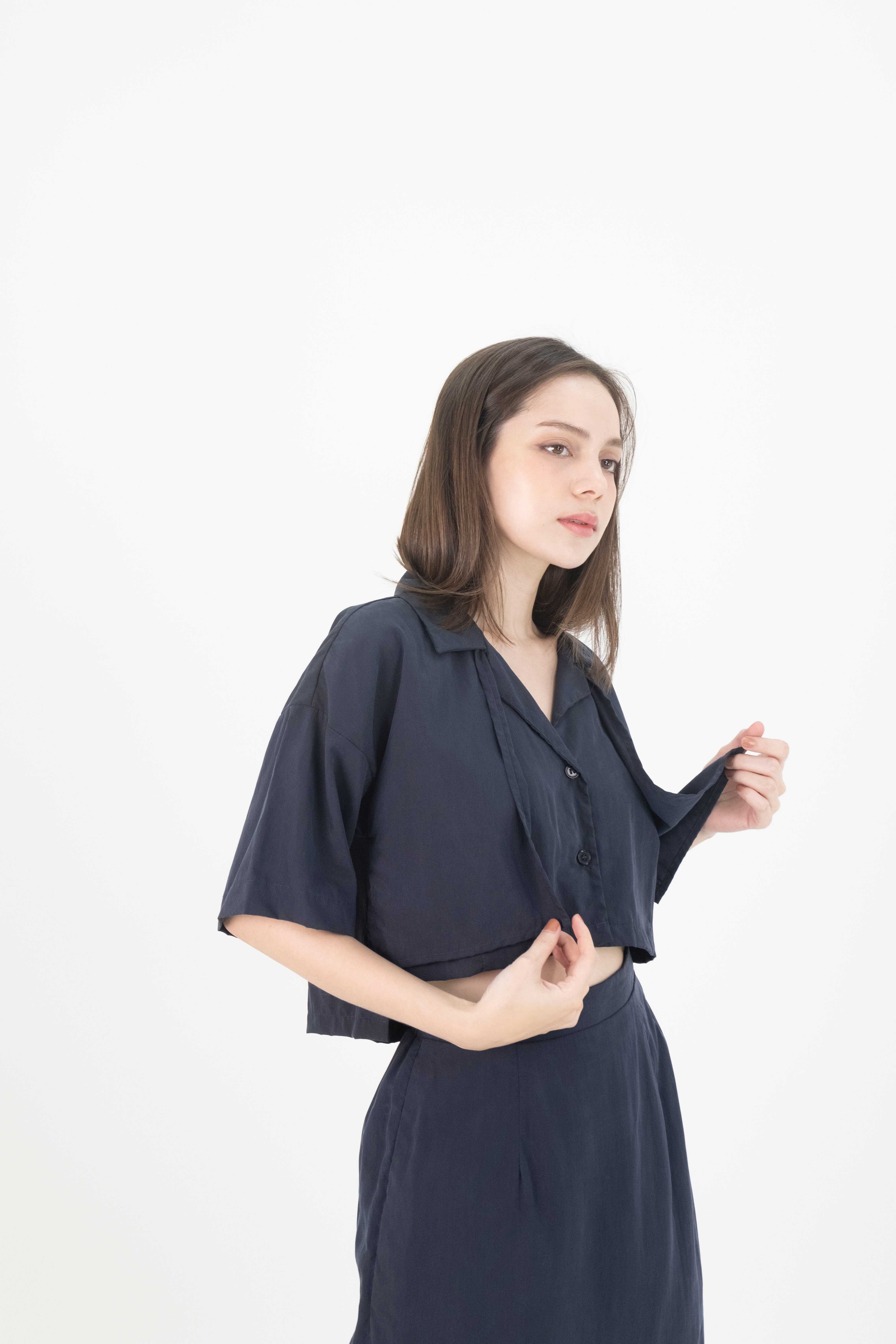 QueenCows เสื้อให้นม Esber Crop Shirt (Navy)