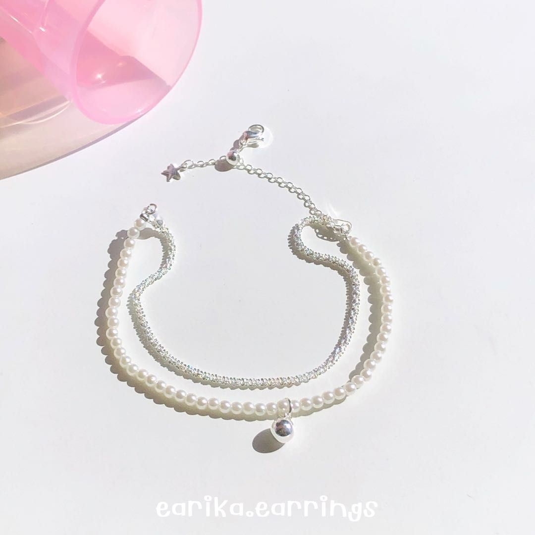 ￼earika.earrings - twirl and pearl bracelet สร้อยข้อมือมุกสองเลเยอร์จี้เม็ดกลม ปรับขนาดได้