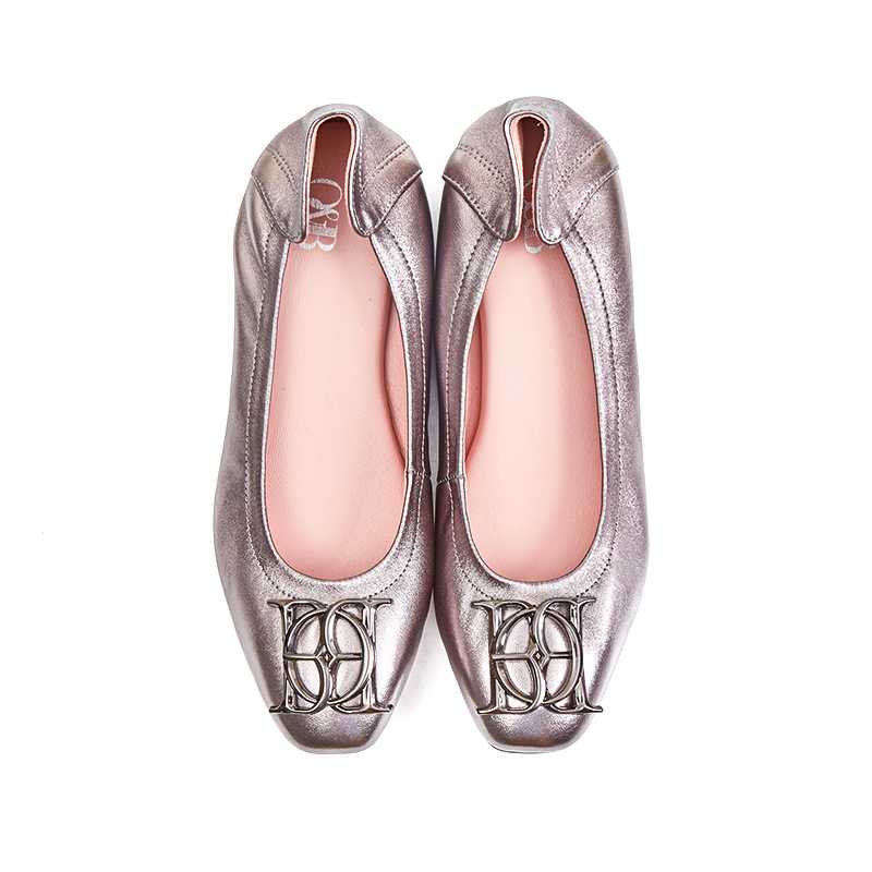 Audrey Crest in Top of platinum