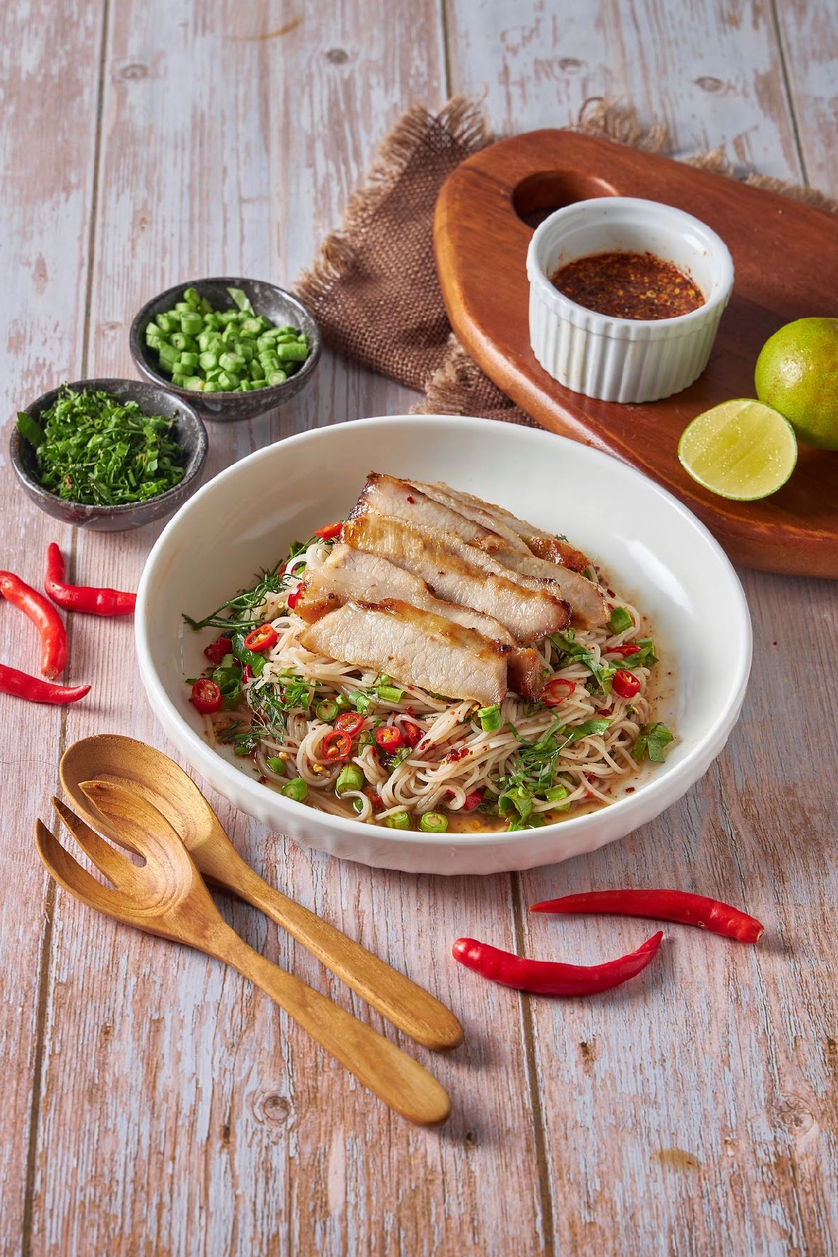 ยำขนมจีนคอหมูย่าง มันน้อย (Grab express only) 
