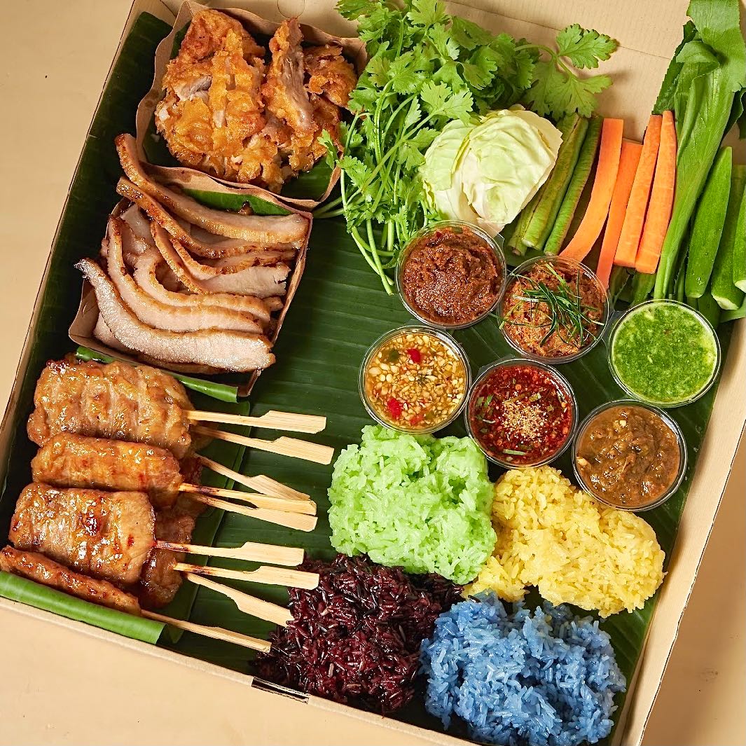 ชุดหมู 3 อย่าง น้ำจิ้ม 6 เเบบ (Grab express only)