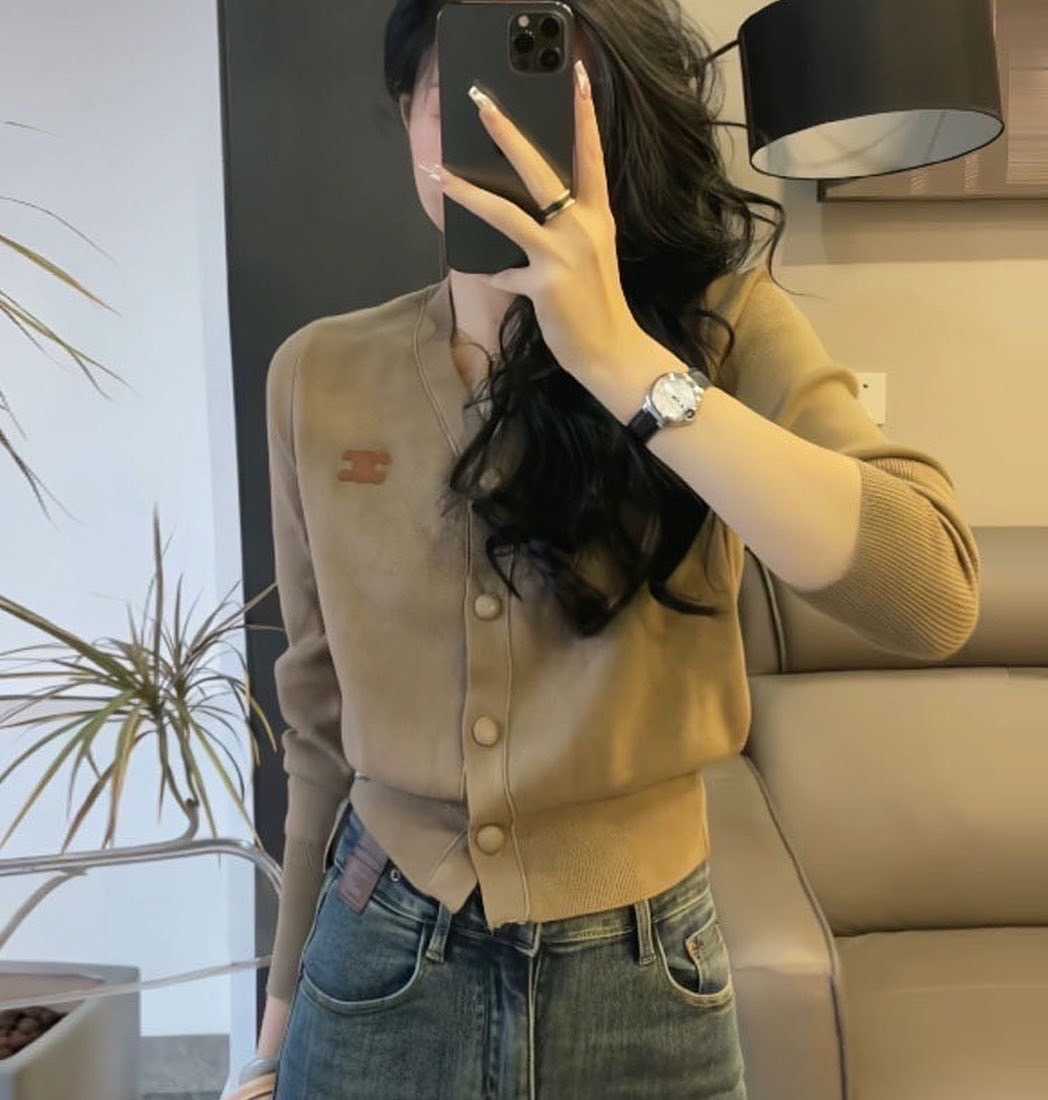 เสื้อcardigan ไหมพรม ติดโลโก้ CL ใส่สวยน่ารักมากเลยค่าา