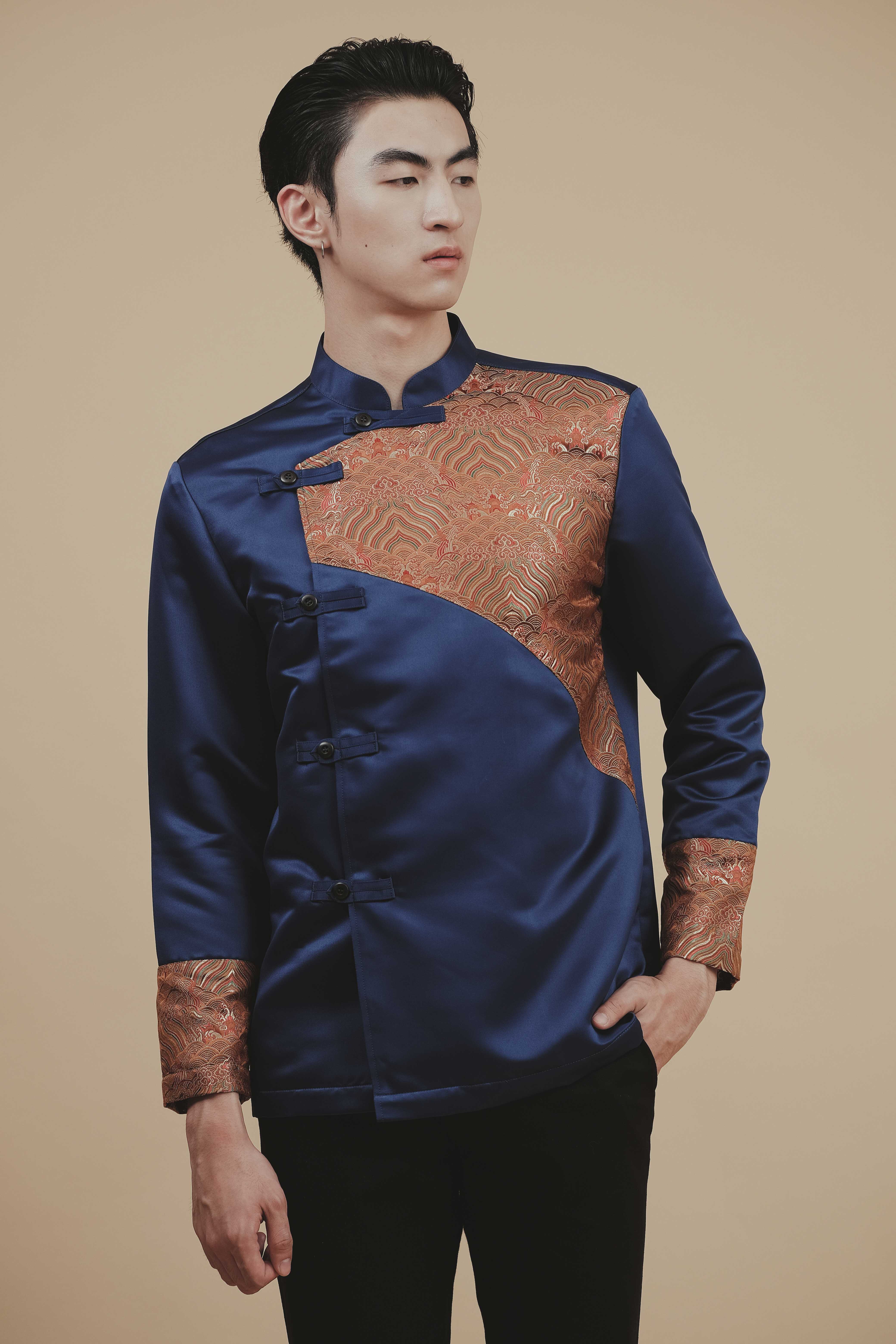 CNY 2023 เสื้อตรุษจีนผู้ชายสีน้ำเงินแต่งลาย รุ่น Tor