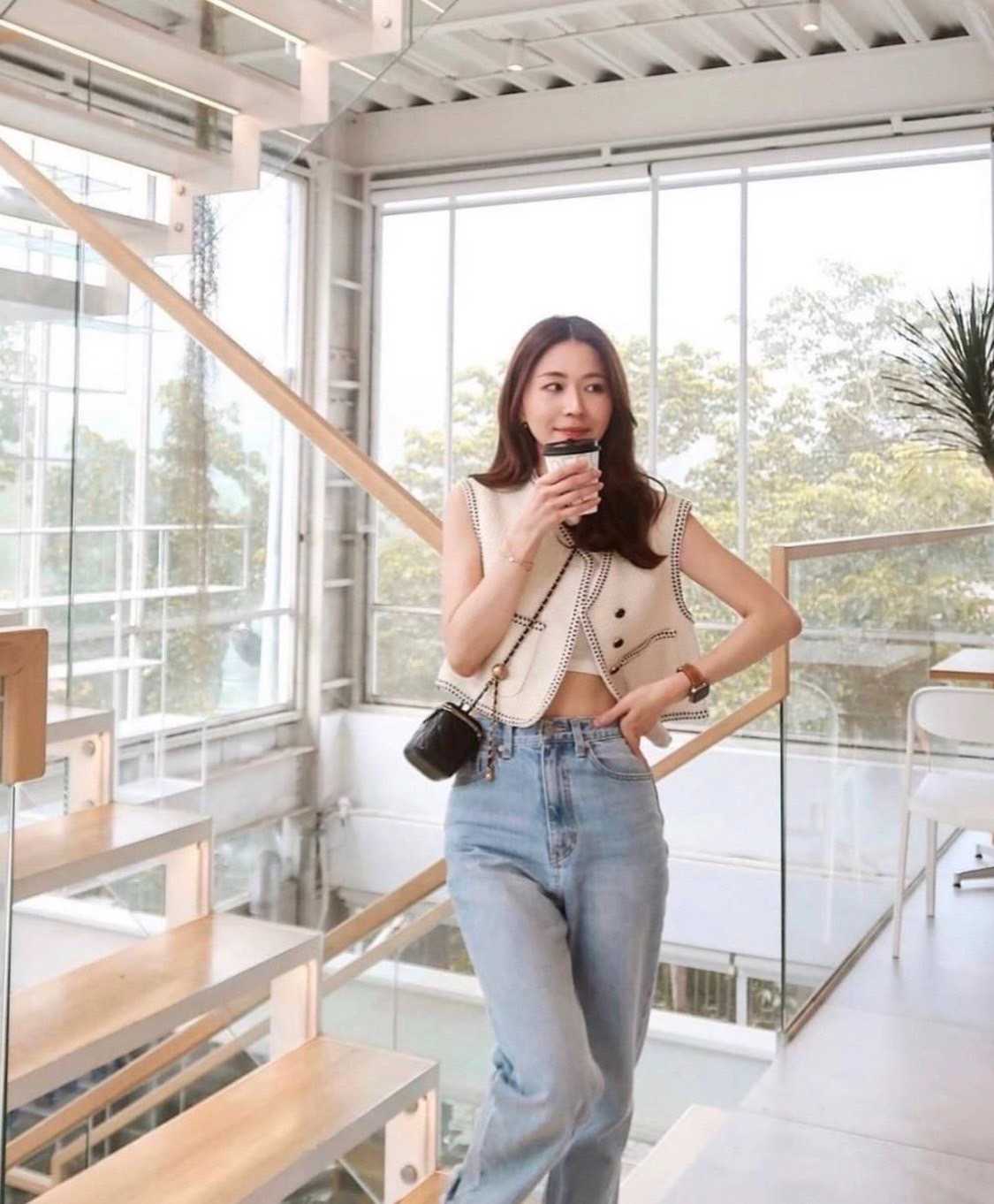เสื้อกั๊กสีขาว CC GUG