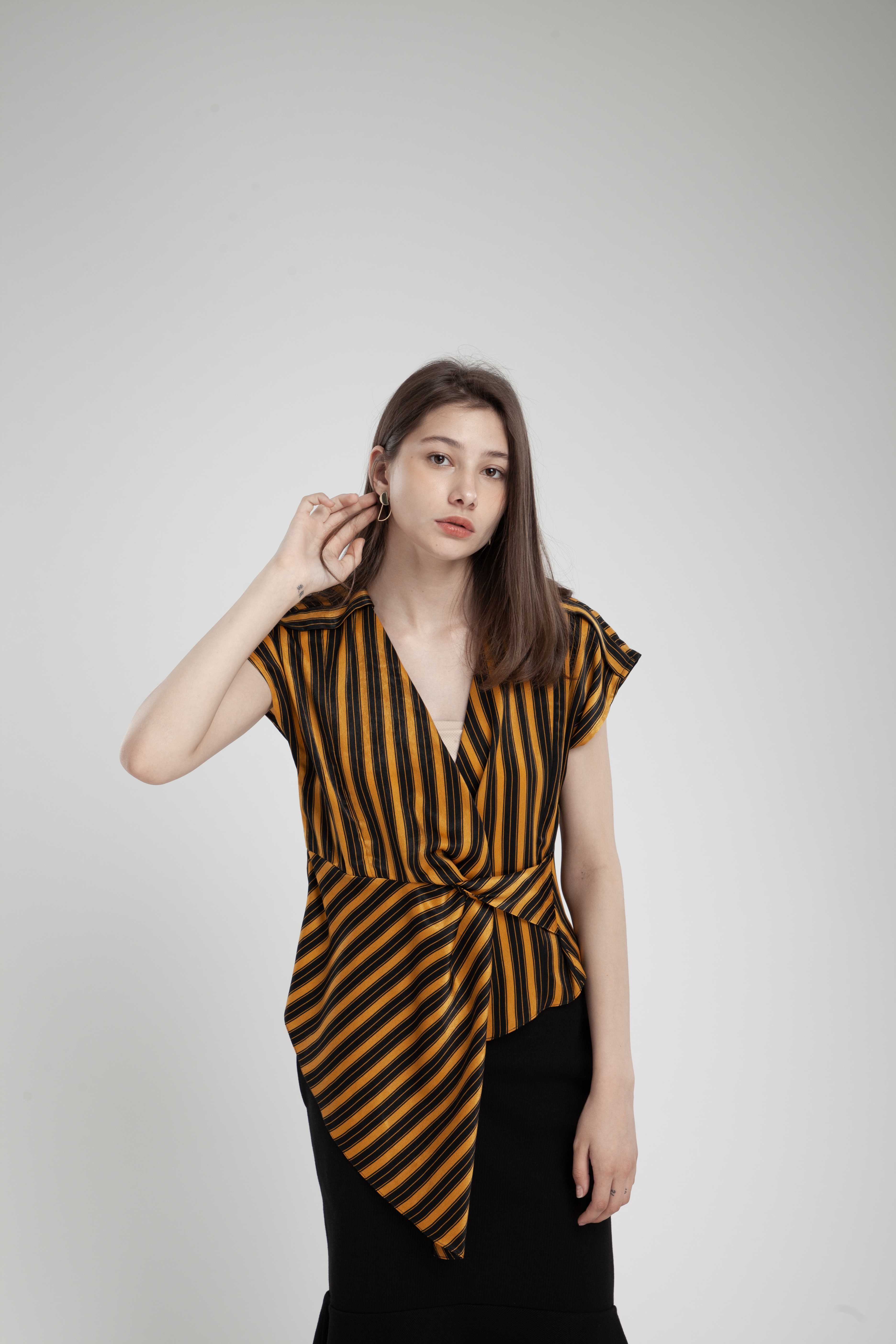 QueenCows เสื้อให้นม Grier Twist Blouse (Black-Yellow)