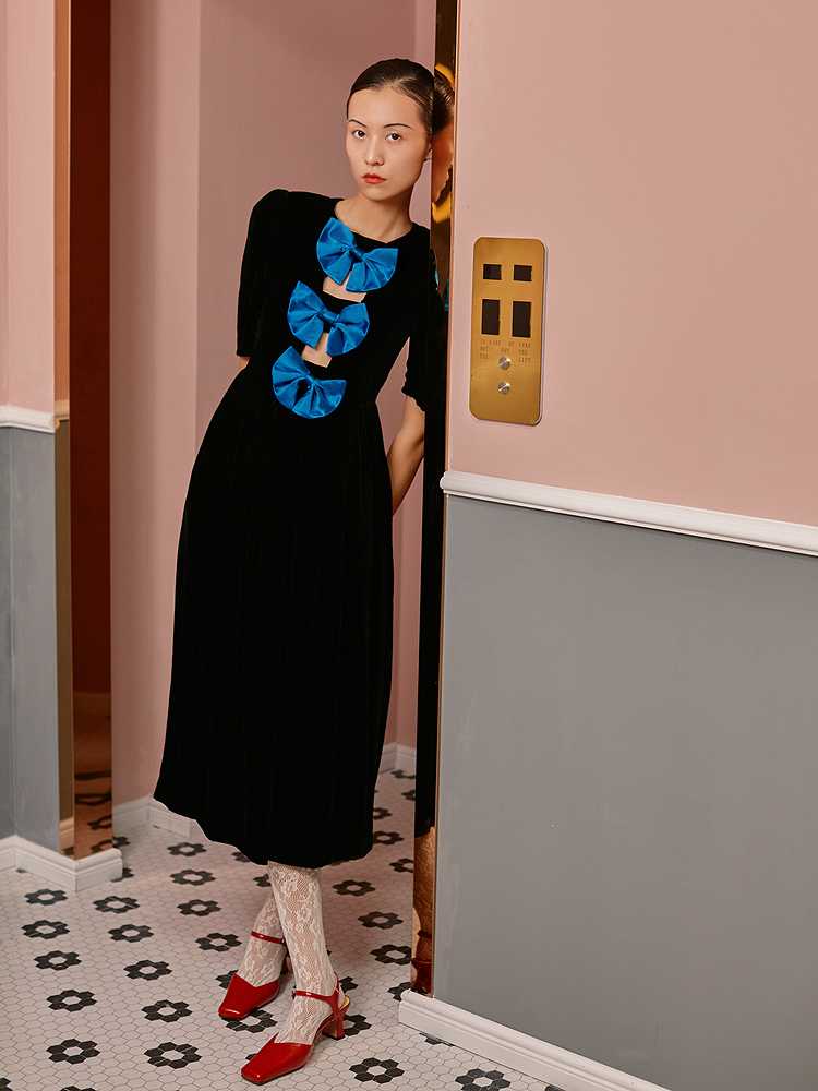 French retro fashion photography short-sleeved puff sleeve black silk blue bow long dress