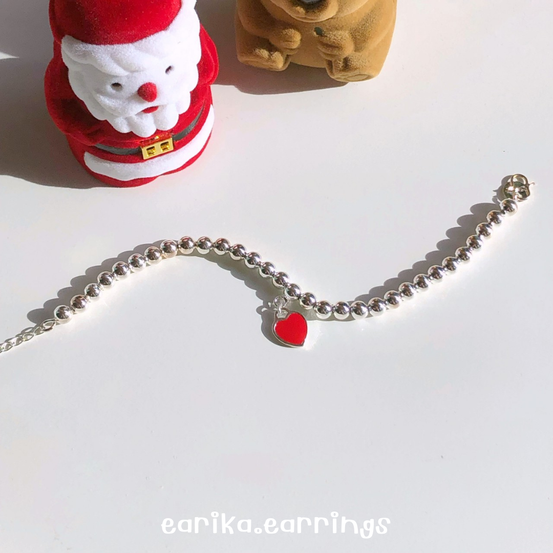 earika.earrings - bubble heart bracelet สร้อยข้อมือเม็ดกลมจี้หัวใจสีแดง ปรับขนาดได้