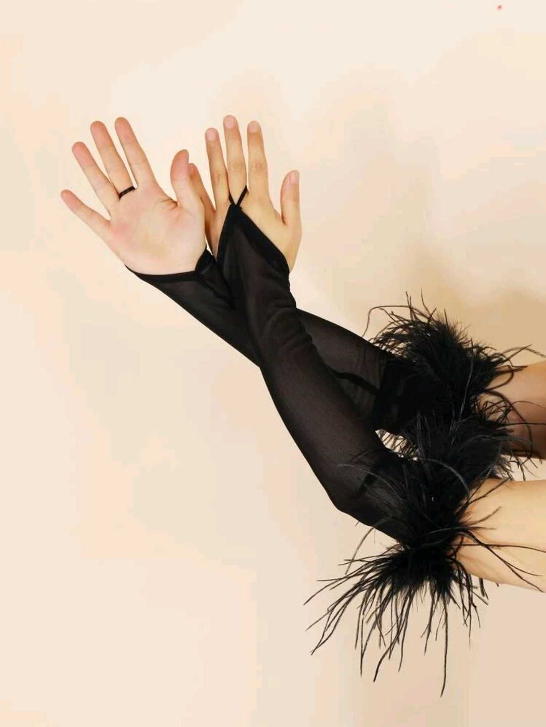 ถุงมือซีทรุแบบเปิดนิ้ว ตกแต่งด้วยขนนก