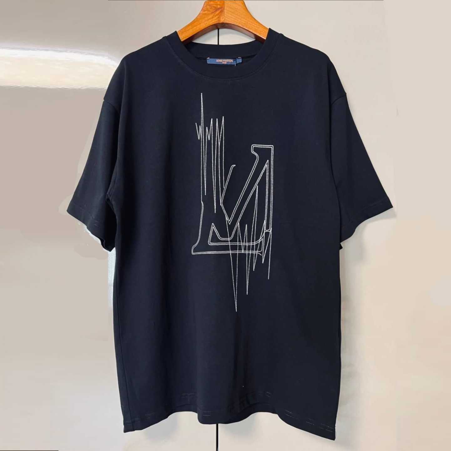 LOUIS VUITTON LV FREQUENCY GRAPHIQUE COTTON T-SHIRT BLACK เสื้อยืด หลุยส์ิวิตตอง โมโนแกรม แอลวี ดำ