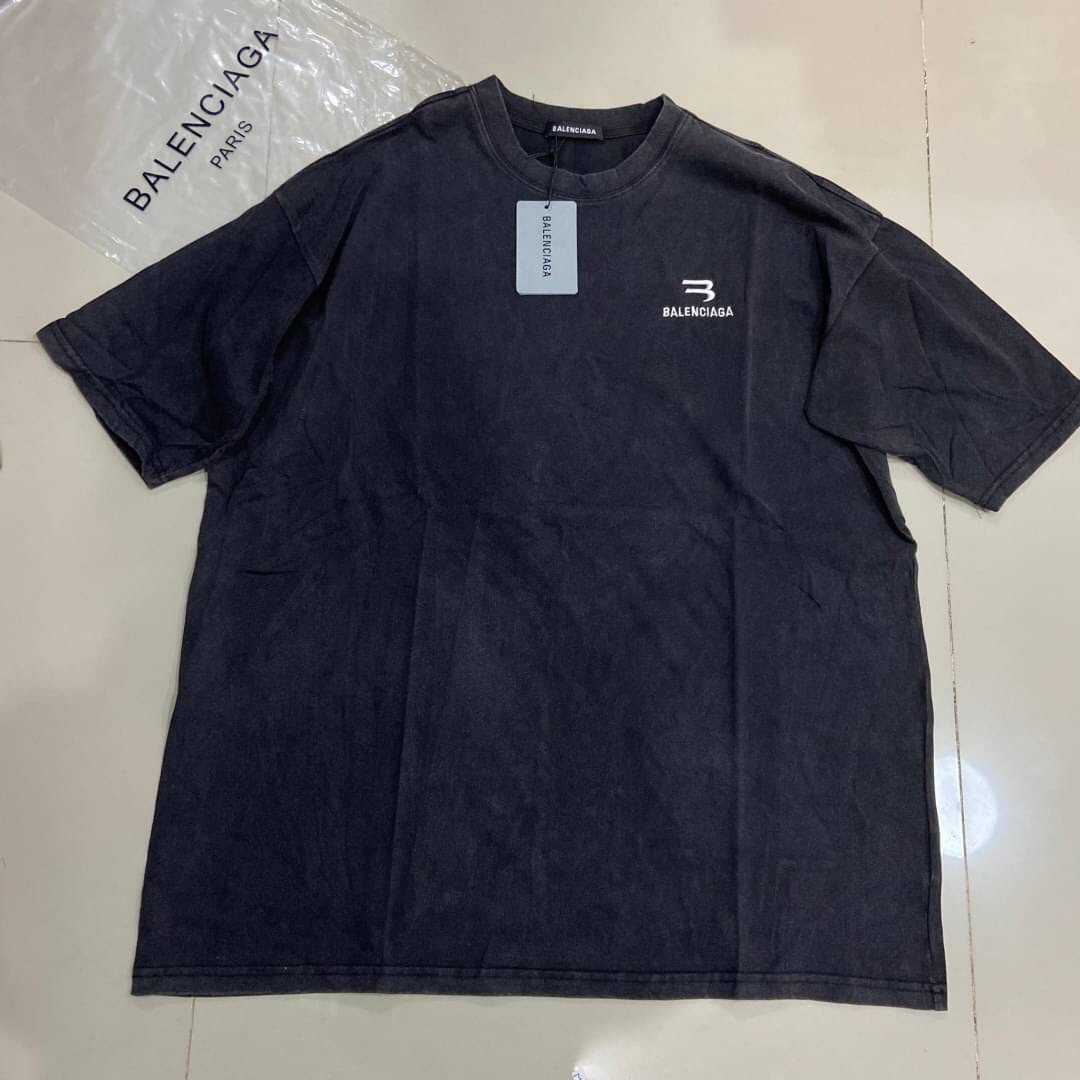 BALENCIAGA MEN B LOGO MEDIUM FIT T-SHIRT VINTAGE BLACK เสื้อยืดคอกลมแขนสั้น บาลองเซียก้า