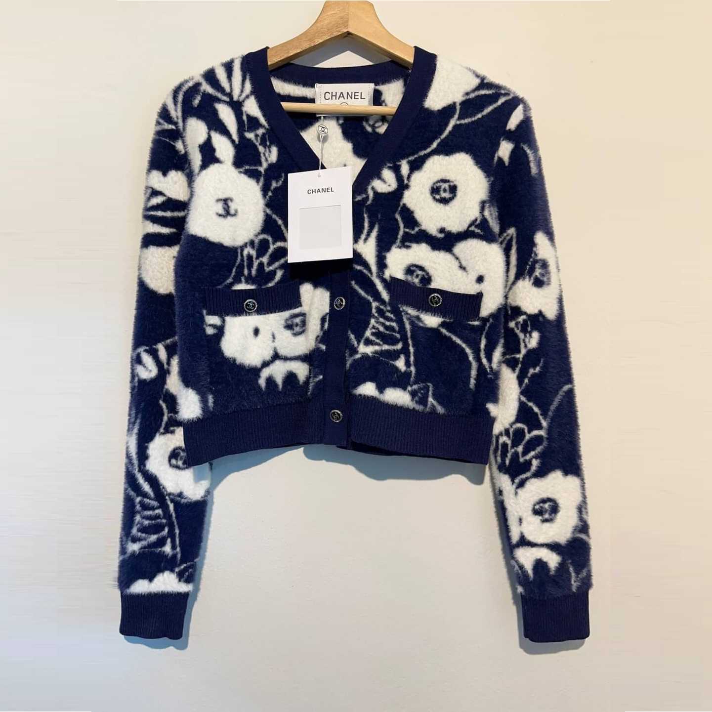 CHANEL CC FLOWER PRINT NAVY WOOL CARDIGAN เสื้อคลุม คาร์ดิแกน แบรนด์ชาแนล ผ้าไหมพรม