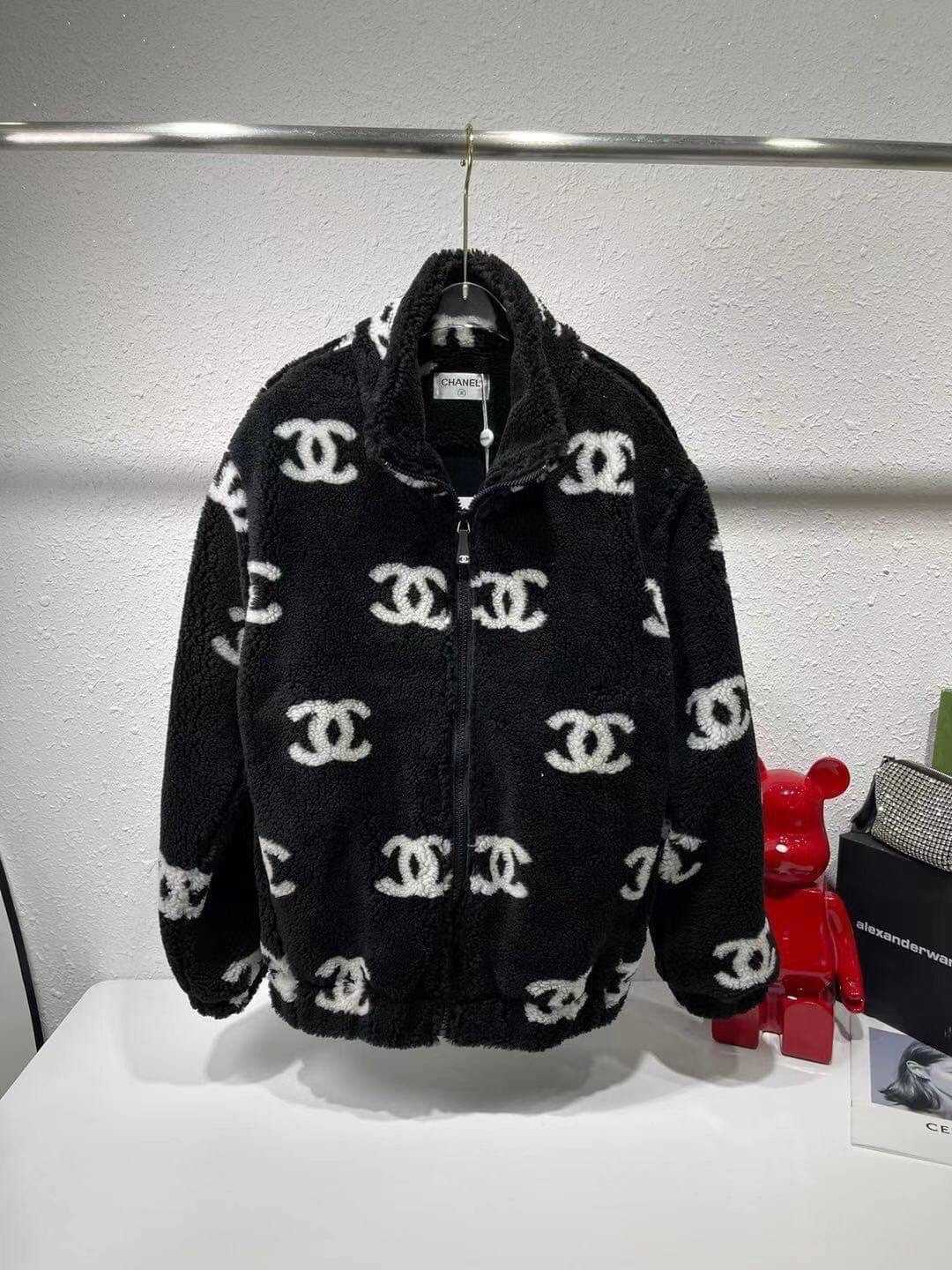 CHANEL CC ALL OVER LOGO FUR JACKET เสื้อคลุมตัวนอก แจ็คเก็ตขนนุ่ม จากแบรนด์ชาแนล