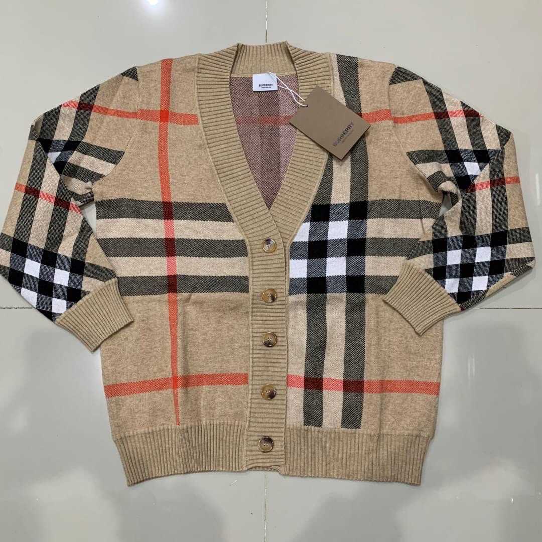 BURBERRY VINTAGE CHECK V-NECK JACQUARD KNITTED CARDIGAN BROWN เสื้อคาร์ดิแกน แบรนด์เบอเบอรี่