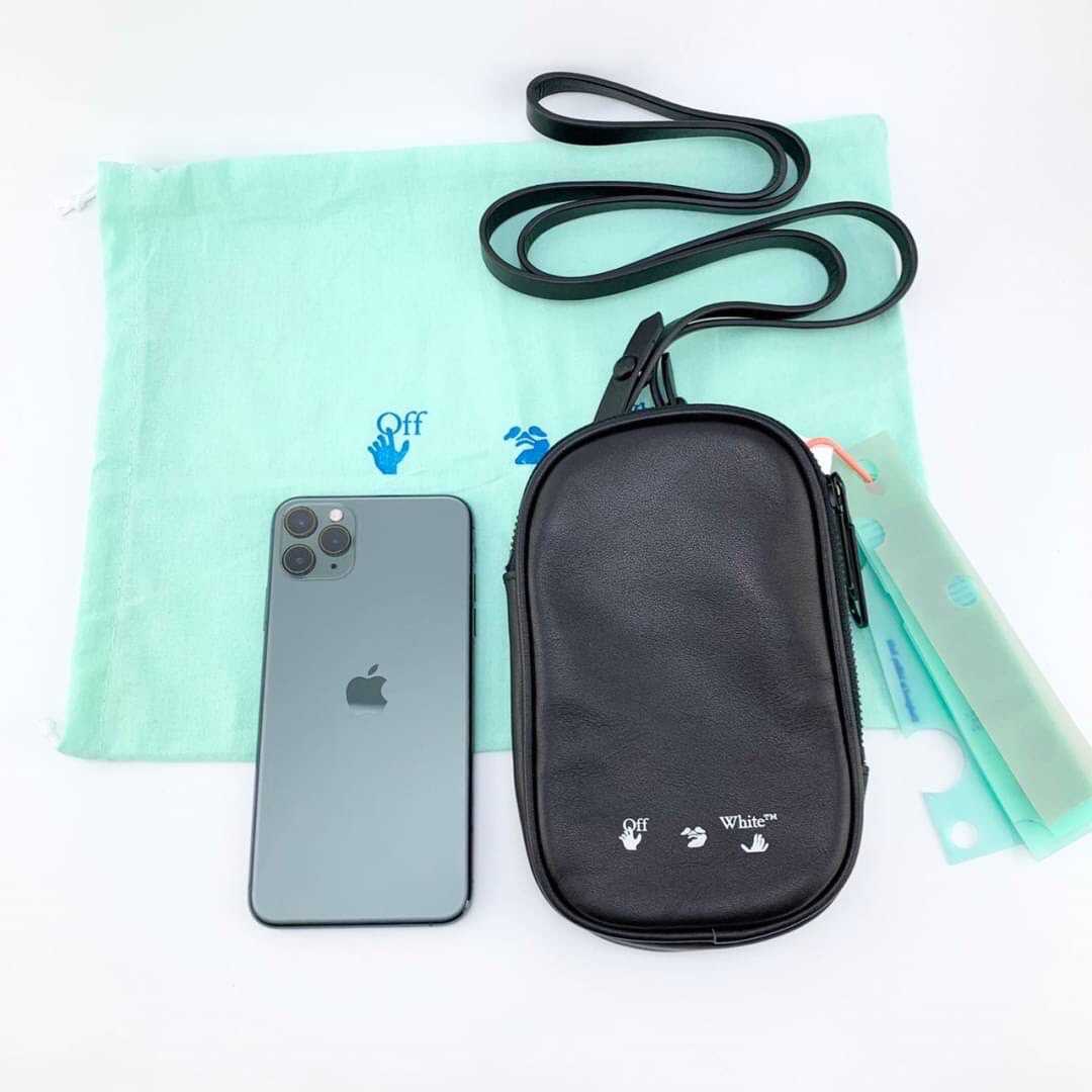 OFF-WHITE LOGO-PRINT LEATHER PHONE HOLDER IN BLACK กระเป๋าคล้องคอ สะพายข้างครอสบอดี้ ออฟไวท์
