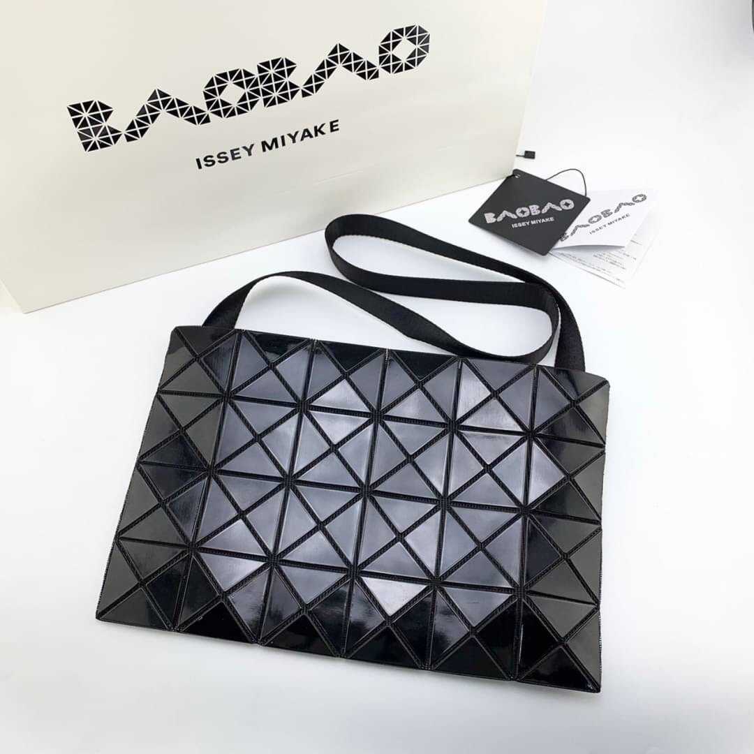 BAO BAO ISSEY MIYAKE LUCENT MATTE 7X4 BLOCK CROSSBODY BAG กระเป๋าสะพายข้าง บาวบาว อิซเซ่ มิยาเกะ