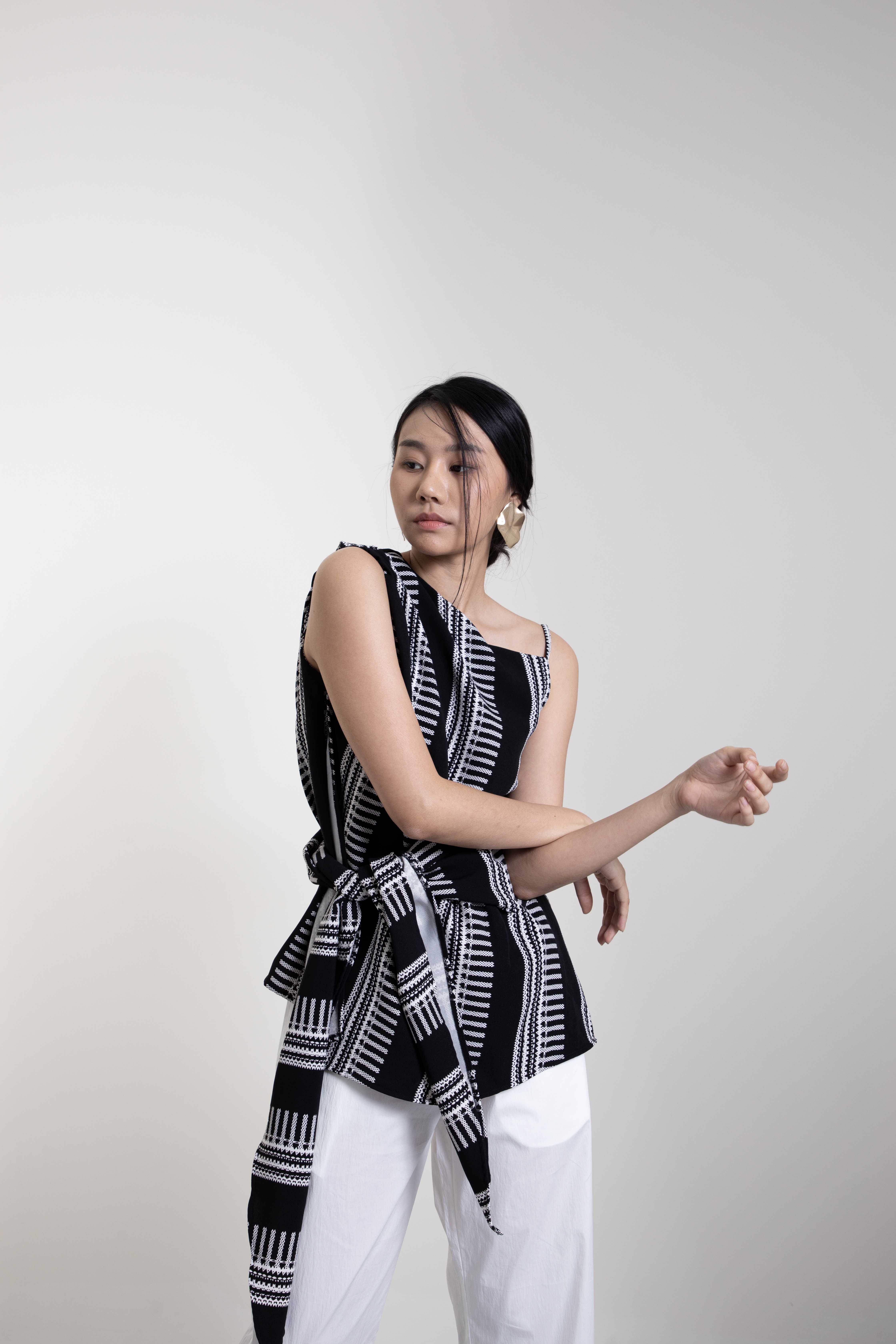 QueenCows เสื้อให้นม Shojo One Shoulder (Black)