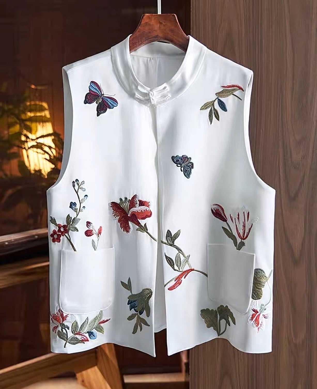 2022 Chinese style acetate embroidered tang vest horse clip top