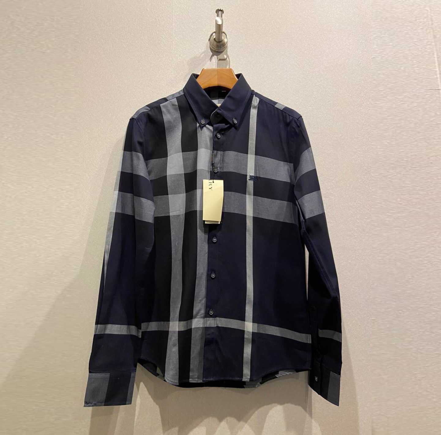 BURBERRY CLASSIC CHECK CASUAL LONG SLEEVE SHIRT เสื้อเชิ้ตแขนยาวคอปก ลายสก็อต เบอเบอรี่