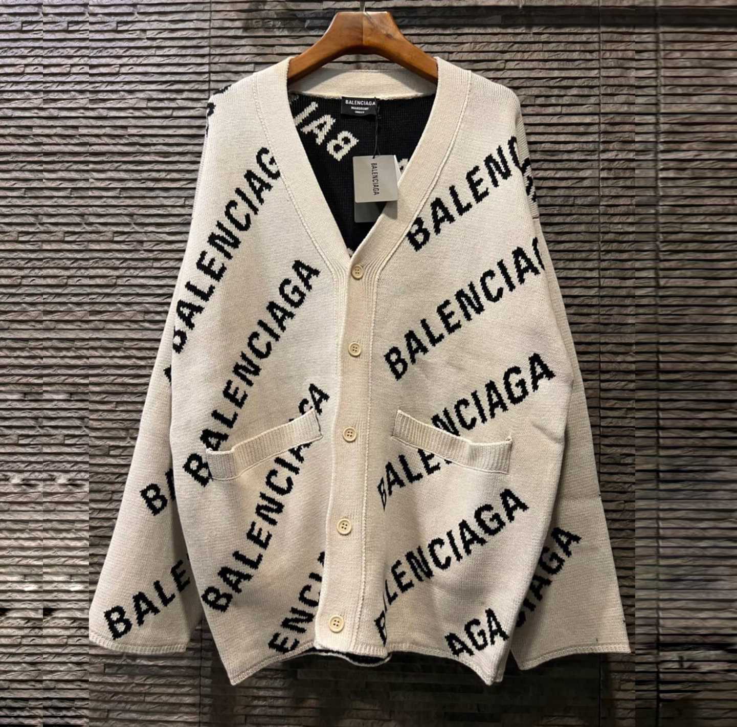 BALENCIAGA INTARSIA-KNIT LOGO CARDIGAN เสื้อคลุมกันหนาวแขนยาว คาร์ดิแกน แบรนด์บาลองเซียก้า ไหมพรม