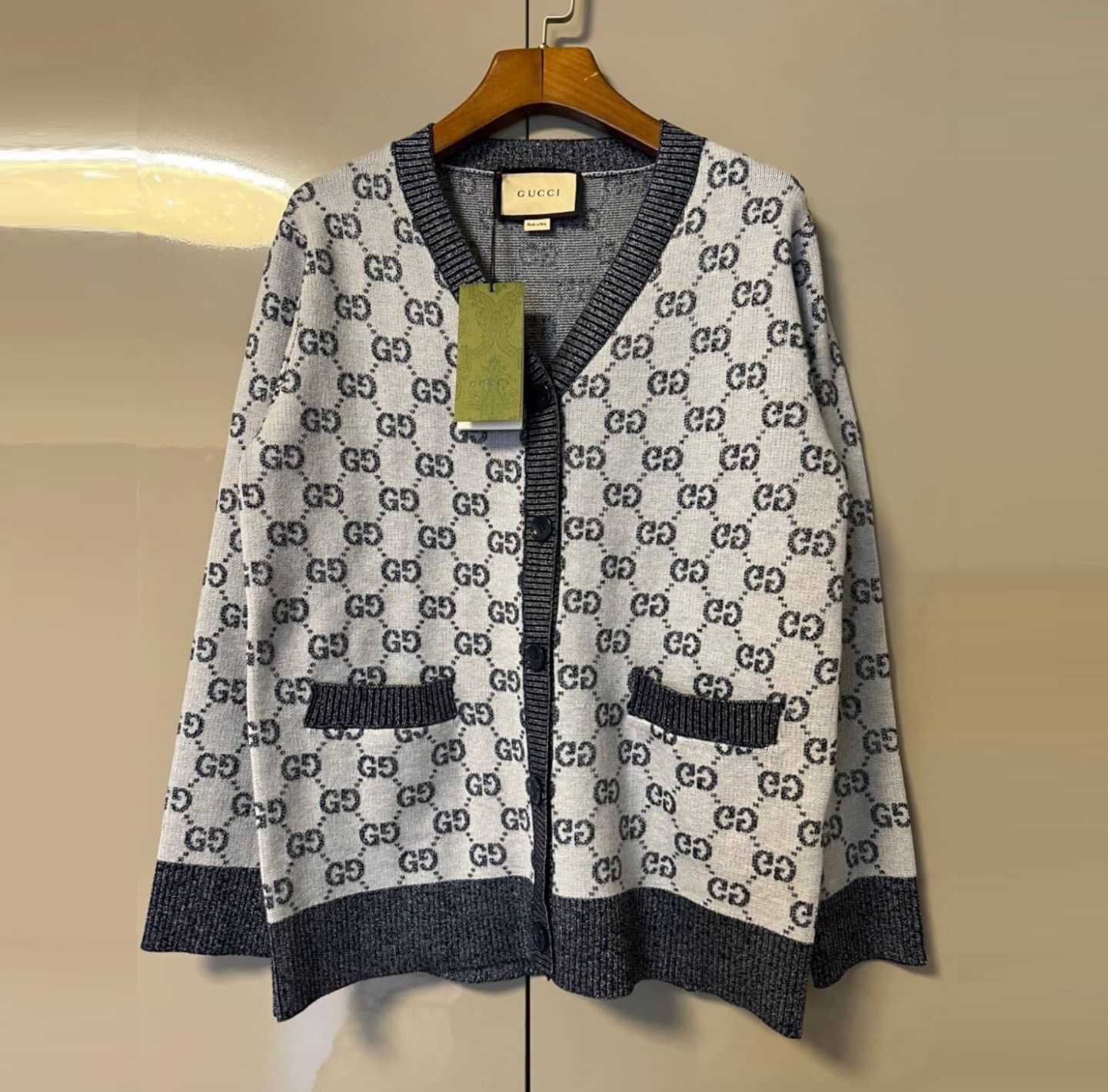 GUCCI GG COTTON JACQUARD CARDIGAN เสื้อคลุมคาร์ดิแกน แบรนด์กุชชี่ ผ้าไหมพรม ตัวหนังสือ