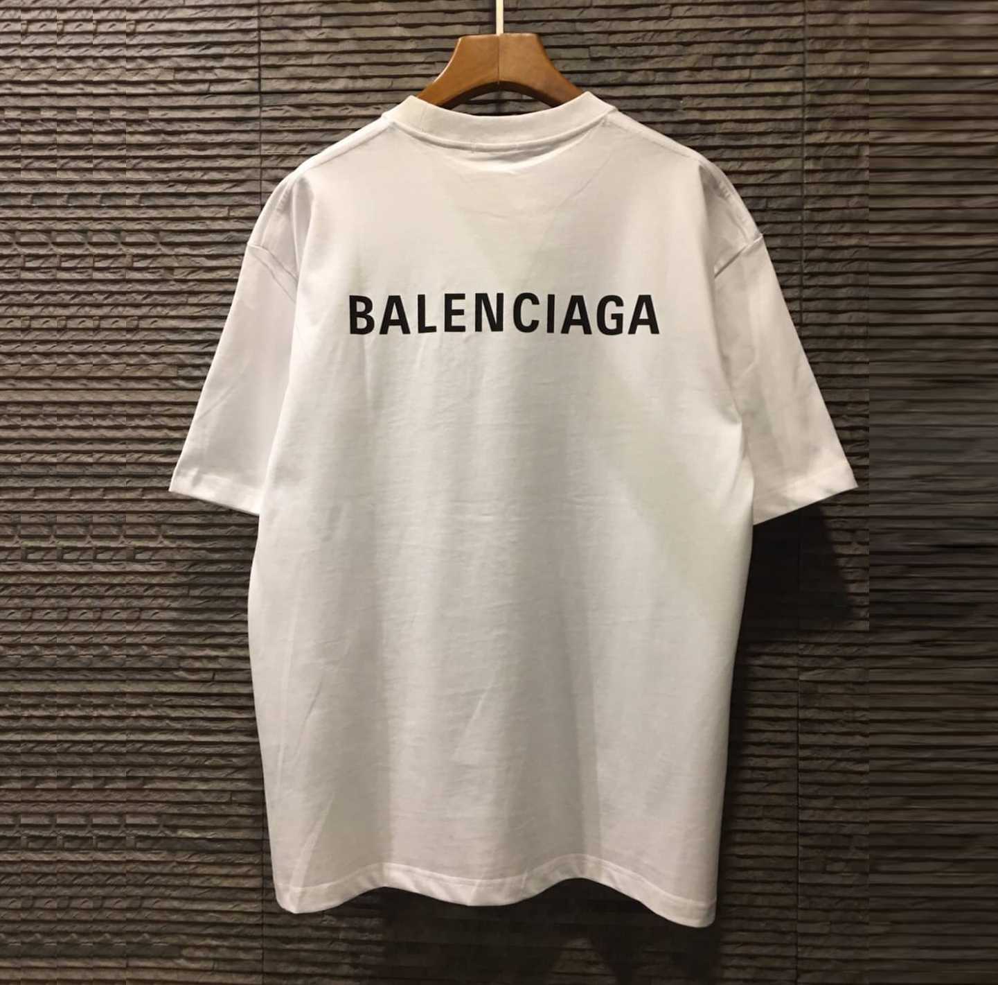 BALENCIAGA MEDIUM FIT BACK LOGO PRINT T-SHIRT IN WHITE เสื้อยืดคอกลมแขนสั้น แบรนด์บาลองเซียก้า