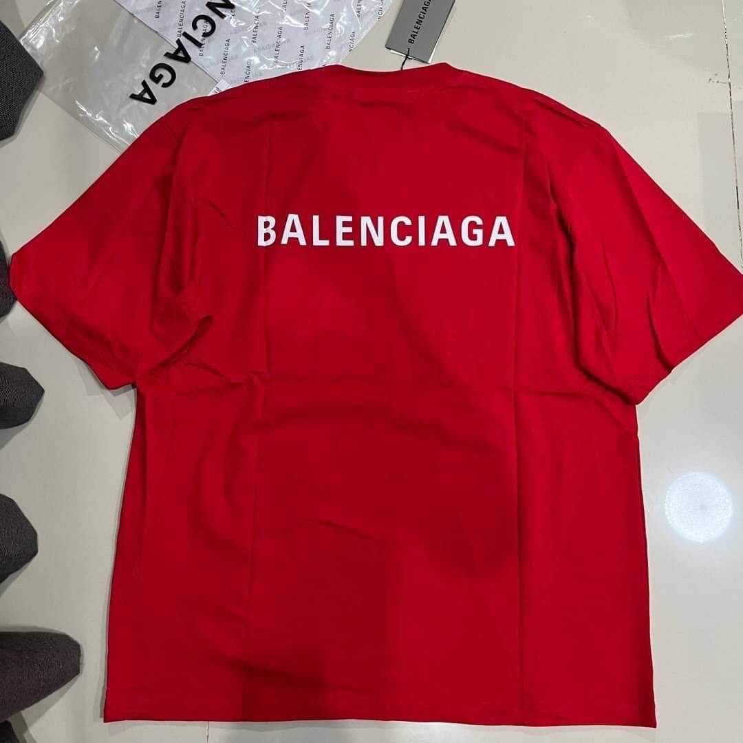 BALENCIAGA MEDIUM FIT BACK LOGO PRINT T-SHIRT IN RED เสื้อยืดคอกลมแขนสั้น แบรนด์บาลองเซียก้า