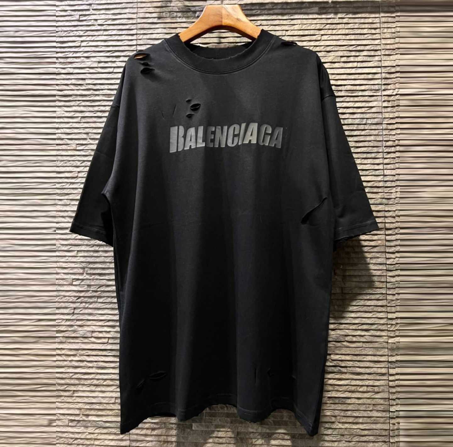 BALENCIAGA CAPS DESTROYED FLATGROUND T-SHIRT เสื้อยืดคอกลมแขนสั้น แบรนด์บาลองเซียก้า