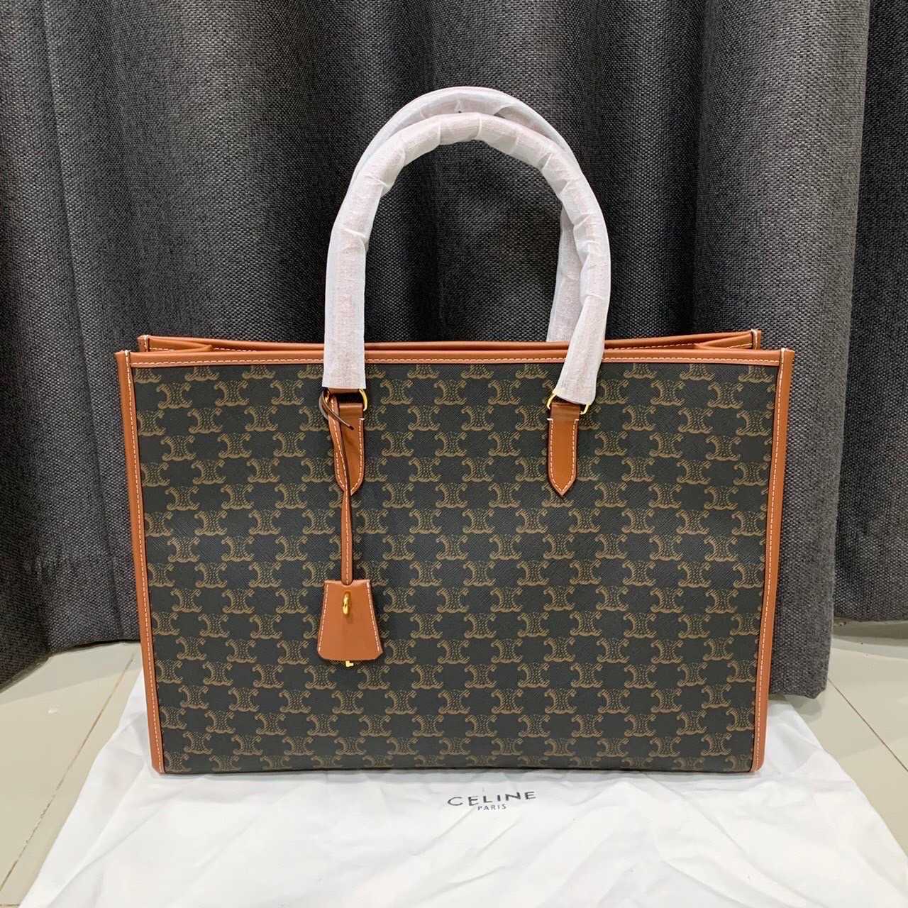 CELINE HORIZONTAL CABAS IN TRIOMPHE CANVAS AND CALFSKIN กระเป๋าถือทรง shopping tote ซีลีน